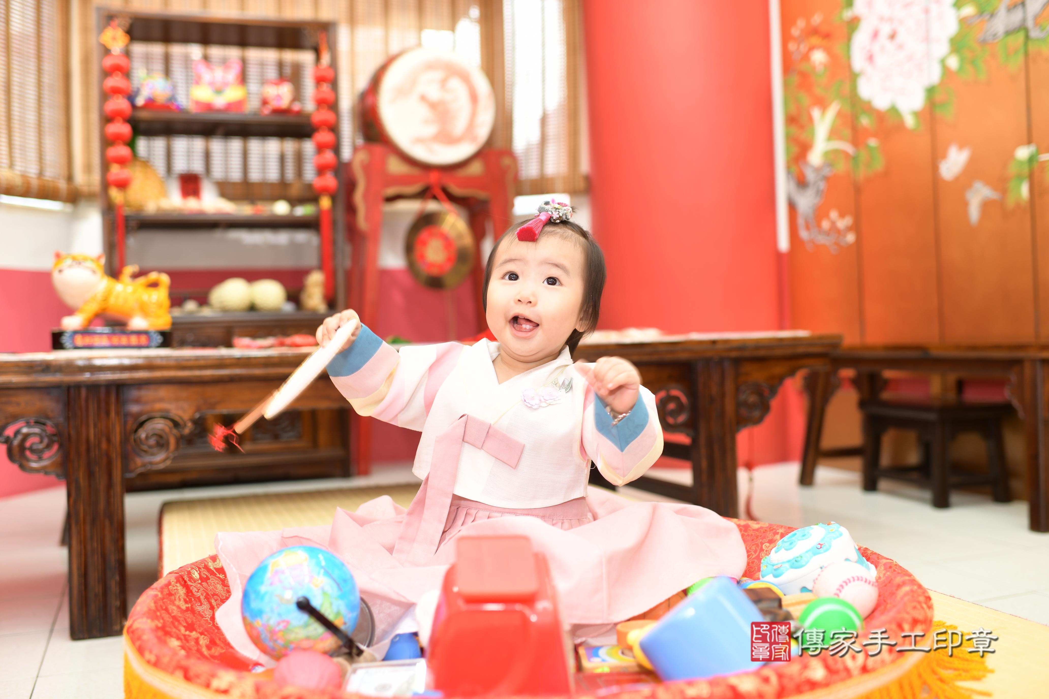 傳家手工印章高雄店、抓周、度脺、中國風會場、傳家嬰兒古禮、吉祥話、抓周道具物品24種、拍照。抓周證書。寶寶抓周、滿周歲、生日快樂、祝福 傳家手工印章高雄店、抓周、度脺、中國風會場、傳家嬰兒古禮、吉祥話、抓周道具物品24種、拍照。抓周證書。寶寶抓周、滿周歲、生日快樂、祝福