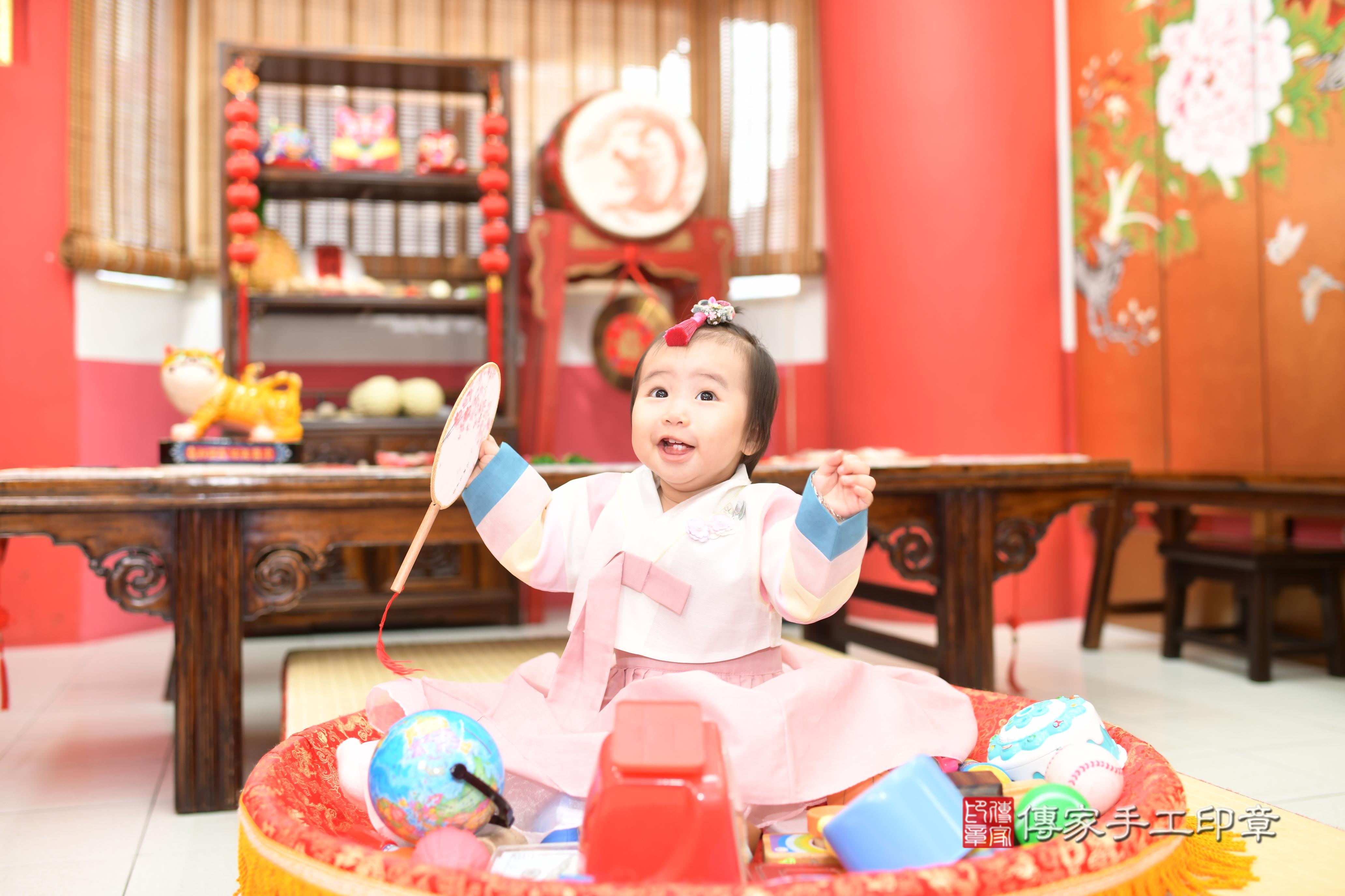 傳家手工印章高雄店、抓周、度脺、中國風會場、傳家嬰兒古禮、吉祥話、抓周道具物品24種、拍照。抓周證書。寶寶抓周、滿周歲、生日快樂、祝福 傳家手工印章高雄店、抓周、度脺、中國風會場、傳家嬰兒古禮、吉祥話、抓周道具物品24種、拍照。抓周證書。寶寶抓周、滿周歲、生日快樂、祝福