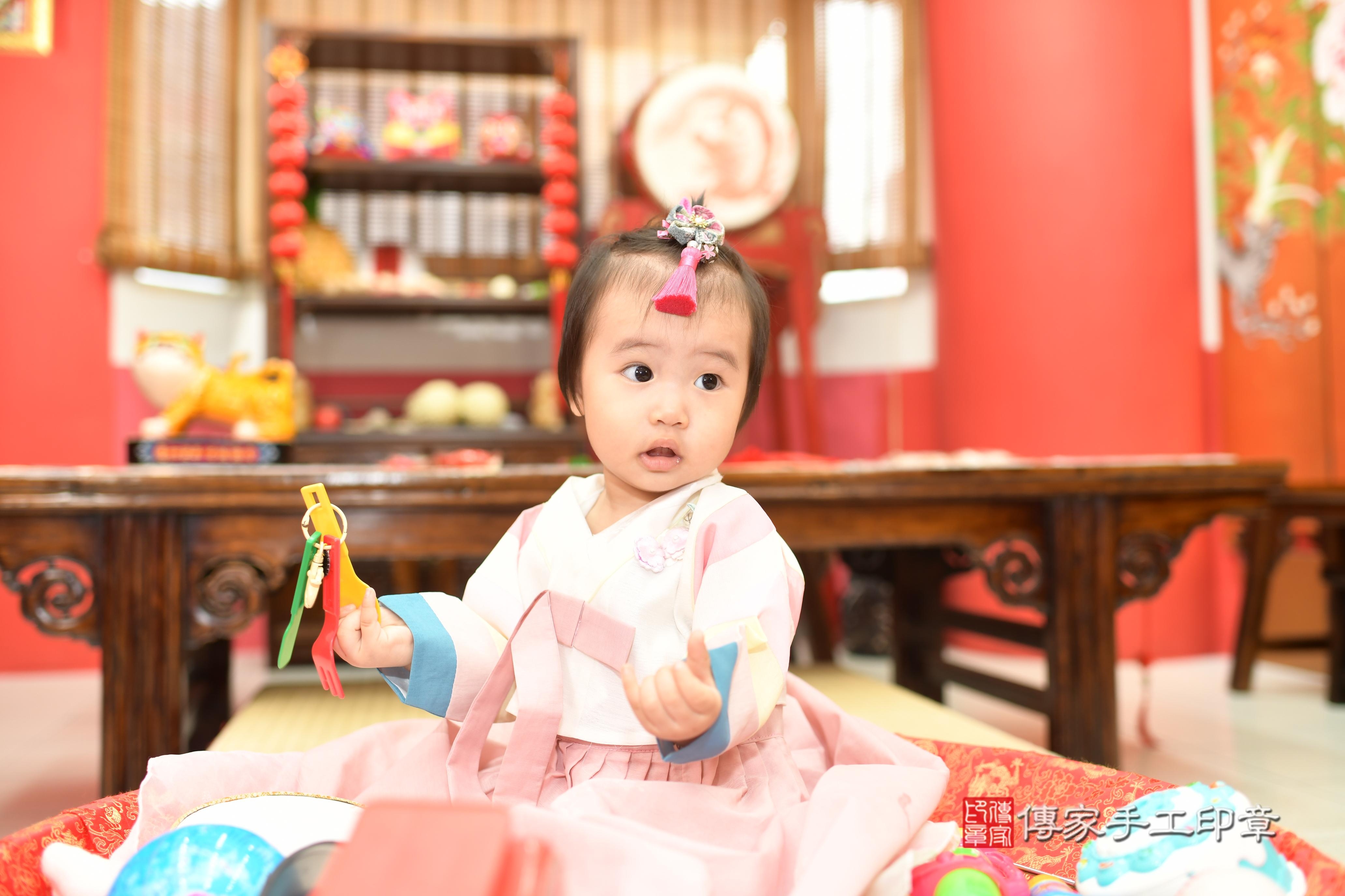 傳家手工印章高雄店、抓周、度脺、中國風會場、傳家嬰兒古禮、吉祥話、抓周道具物品24種、拍照。抓周證書。寶寶抓周、滿周歲、生日快樂、祝福 傳家手工印章高雄店、抓周、度脺、中國風會場、傳家嬰兒古禮、吉祥話、抓周道具物品24種、拍照。抓周證書。寶寶抓周、滿周歲、生日快樂、祝福
