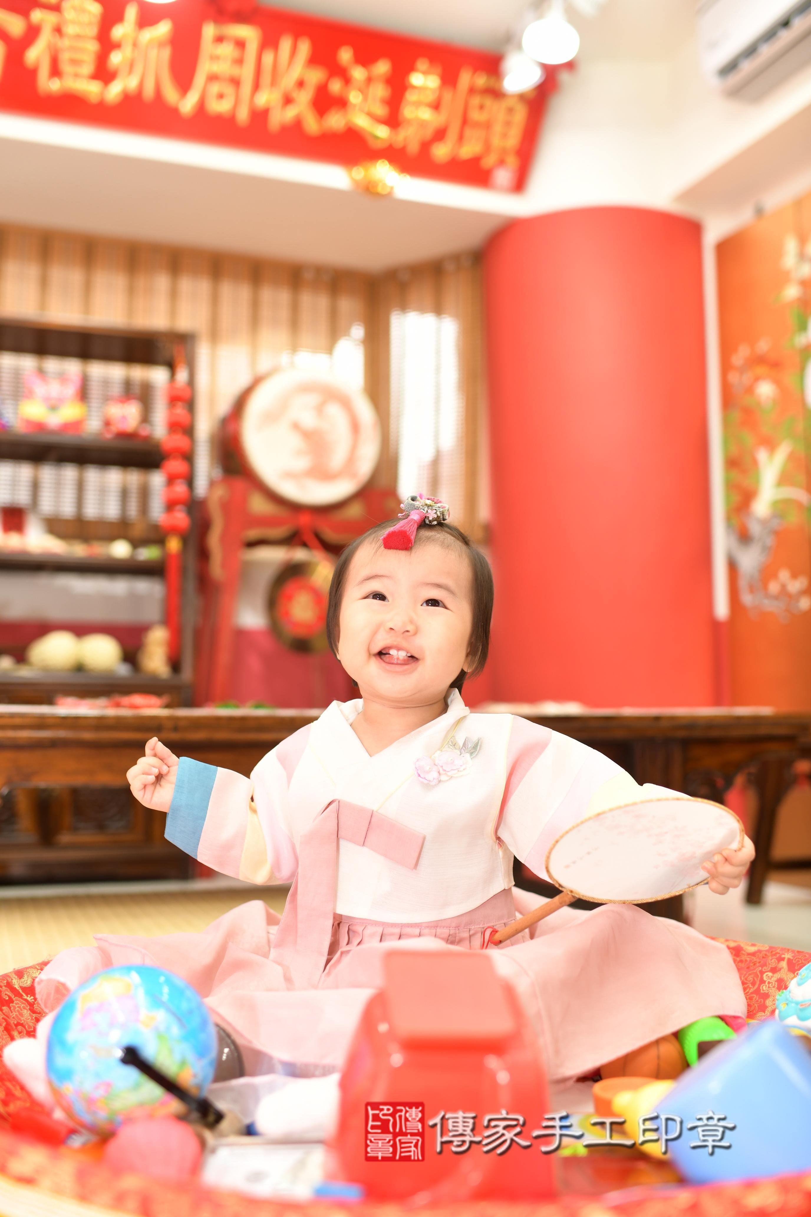 傳家手工印章高雄店、抓周、度脺、中國風會場、傳家嬰兒古禮、吉祥話、抓周道具物品24種、拍照。抓周證書。寶寶抓周、滿周歲、生日快樂、祝福 傳家手工印章高雄店、抓周、度脺、中國風會場、傳家嬰兒古禮、吉祥話、抓周道具物品24種、拍照。抓周證書。寶寶抓周、滿周歲、生日快樂、祝福