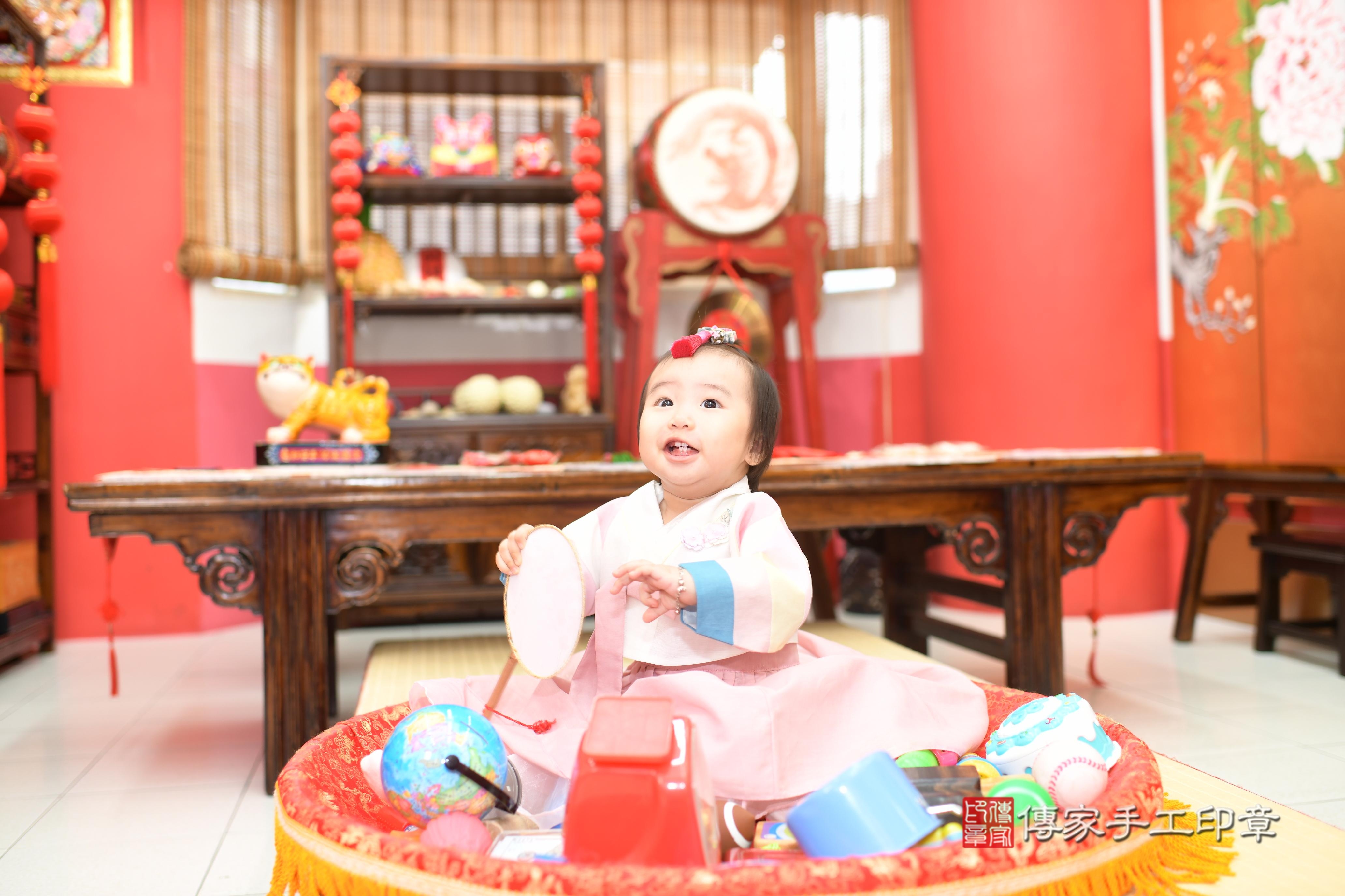 傳家手工印章高雄店、抓周、度脺、中國風會場、傳家嬰兒古禮、吉祥話、抓周道具物品24種、拍照。抓周證書。寶寶抓周、滿周歲、生日快樂、祝福 傳家手工印章高雄店、抓周、度脺、中國風會場、傳家嬰兒古禮、吉祥話、抓周道具物品24種、拍照。抓周證書。寶寶抓周、滿周歲、生日快樂、祝福