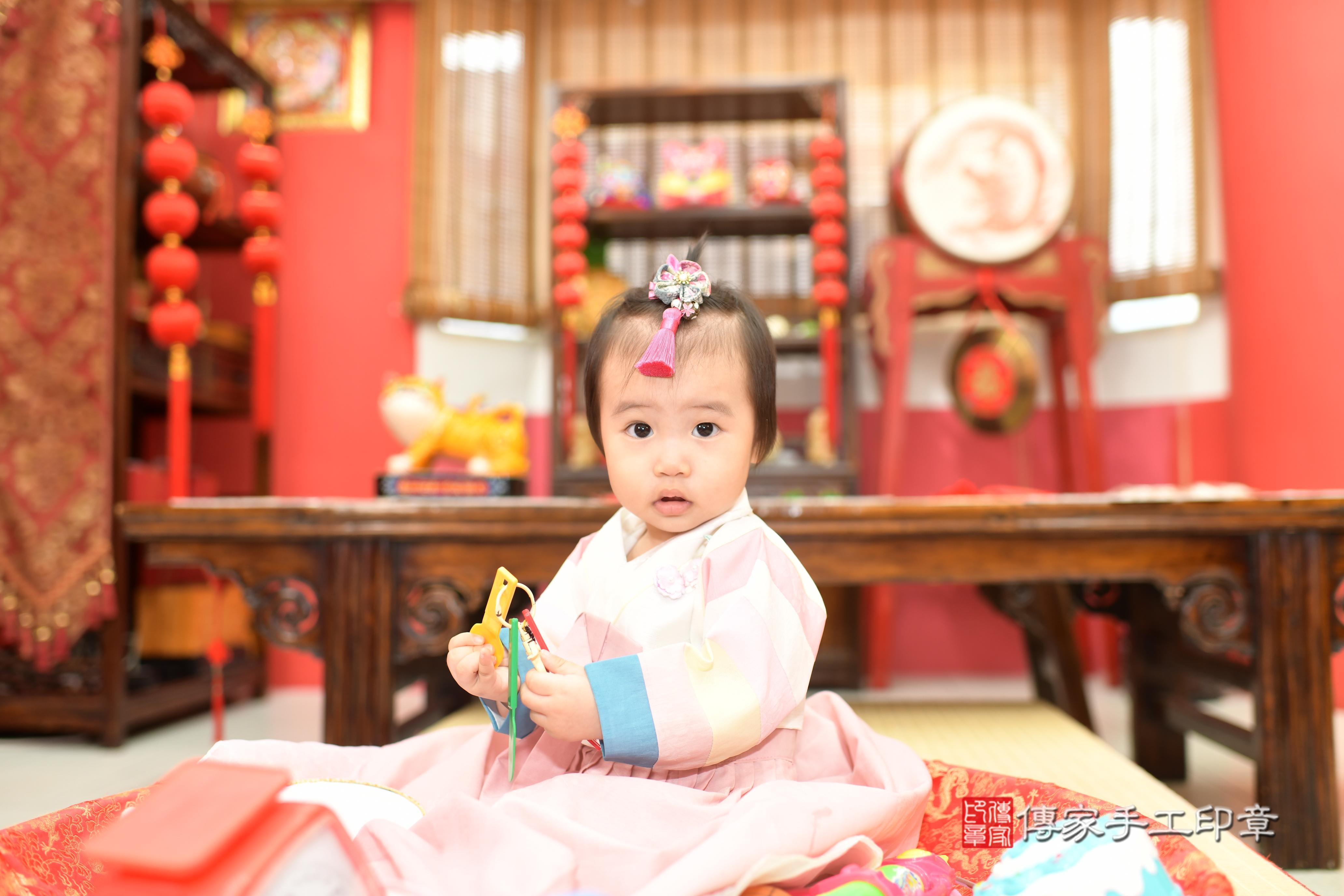 傳家手工印章高雄店、抓周、度脺、中國風會場、傳家嬰兒古禮、吉祥話、抓周道具物品24種、拍照。抓周證書。寶寶抓周、滿周歲、生日快樂、祝福 傳家手工印章高雄店、抓周、度脺、中國風會場、傳家嬰兒古禮、吉祥話、抓周道具物品24種、拍照。抓周證書。寶寶抓周、滿周歲、生日快樂、祝福