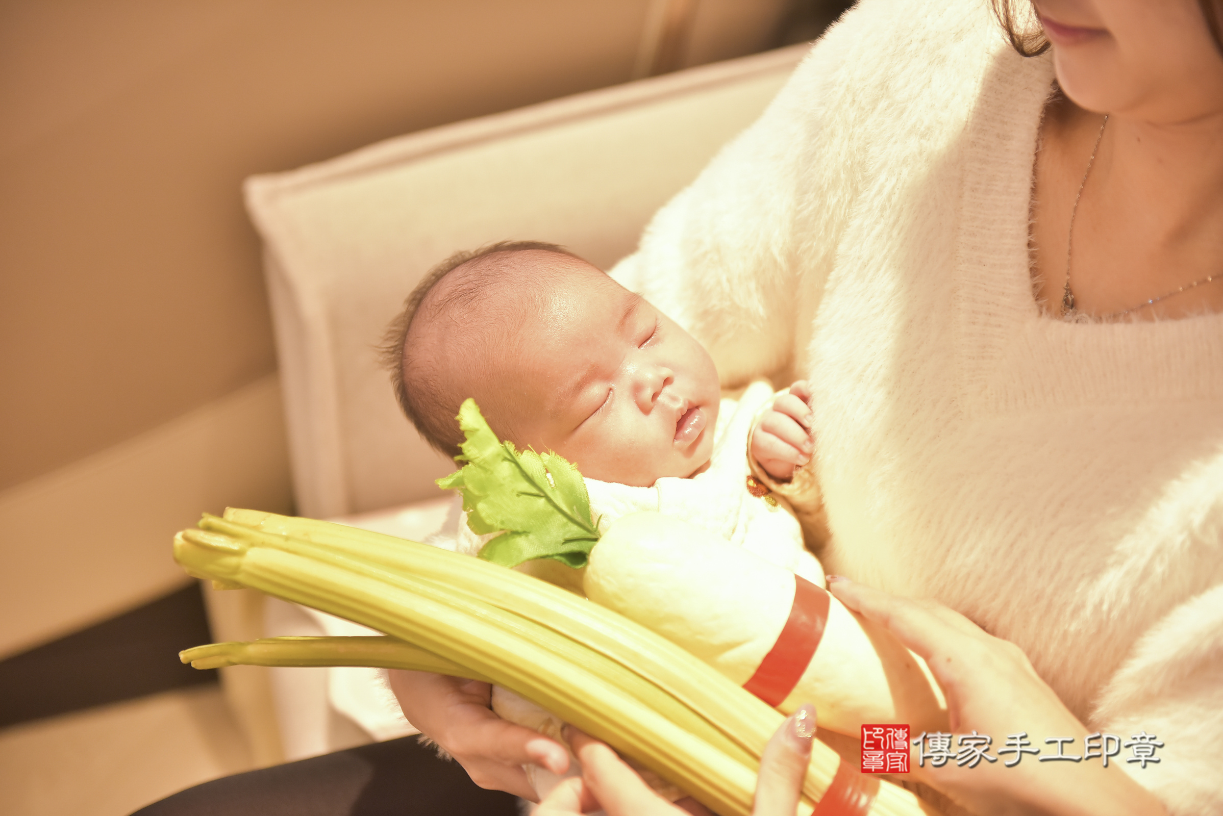 小玹寶寶(台中市太平區到府嬰兒小玹寶寶滿月剃頭理髮、到府嬰兒剃胎毛儀式吉祥話)。到府剃頭剃胎毛主持、專業拍照、證書。★購買「臍帶章、肚臍章、胎毛筆刷印章」贈送：剃頭、收涎、抓周，三選一。2025.1.4，照片10