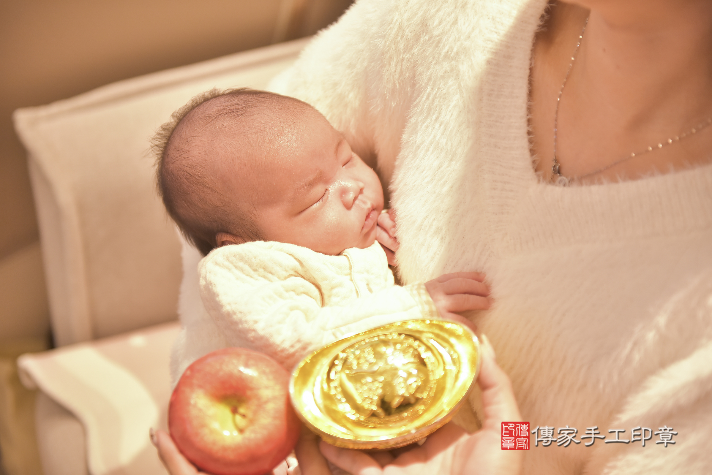 小玹寶寶(台中市太平區到府嬰兒小玹寶寶滿月剃頭理髮、到府嬰兒剃胎毛儀式吉祥話)。到府剃頭剃胎毛主持、專業拍照、證書。★購買「臍帶章、肚臍章、胎毛筆刷印章」贈送：剃頭、收涎、抓周，三選一。2025.1.4，照片13