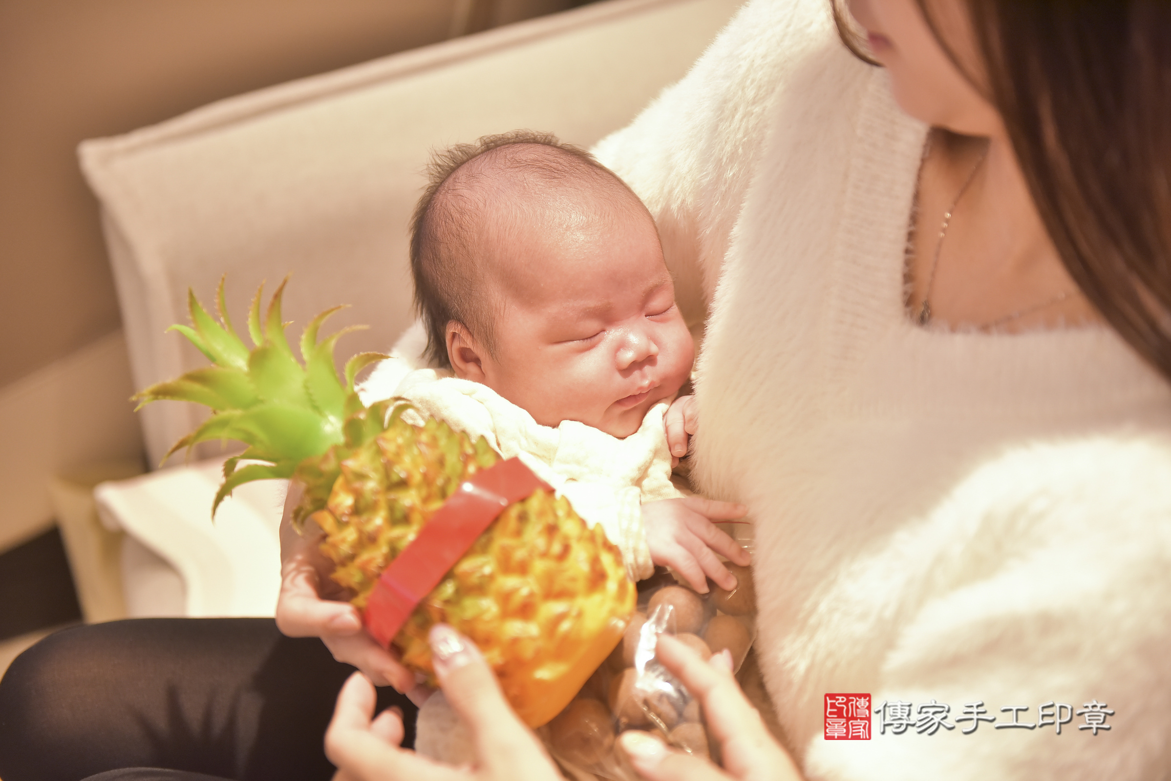 小玹寶寶(台中市太平區到府嬰兒小玹寶寶滿月剃頭理髮、到府嬰兒剃胎毛儀式吉祥話)。到府剃頭剃胎毛主持、專業拍照、證書。★購買「臍帶章、肚臍章、胎毛筆刷印章」贈送：剃頭、收涎、抓周，三選一。2025.1.4，照片14