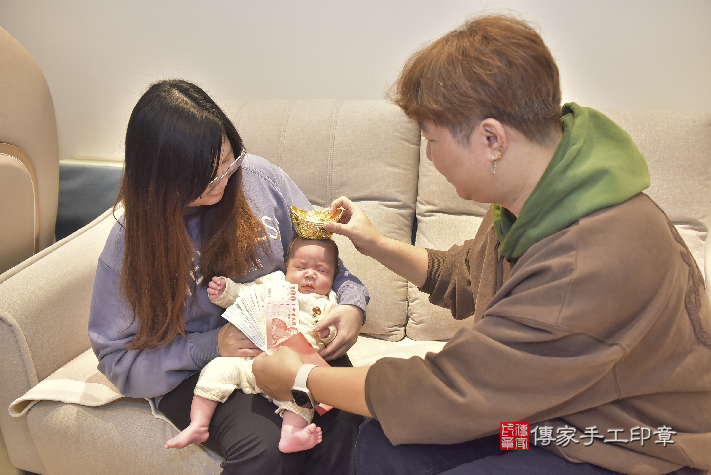 小玹寶寶(台中市太平區到府嬰兒小玹寶寶滿月剃頭理髮、到府嬰兒剃胎毛儀式吉祥話)。到府剃頭剃胎毛主持、專業拍照、證書。★購買「臍帶章、肚臍章、胎毛筆刷印章」贈送：剃頭、收涎、抓周，三選一。2025.1.4，照片15