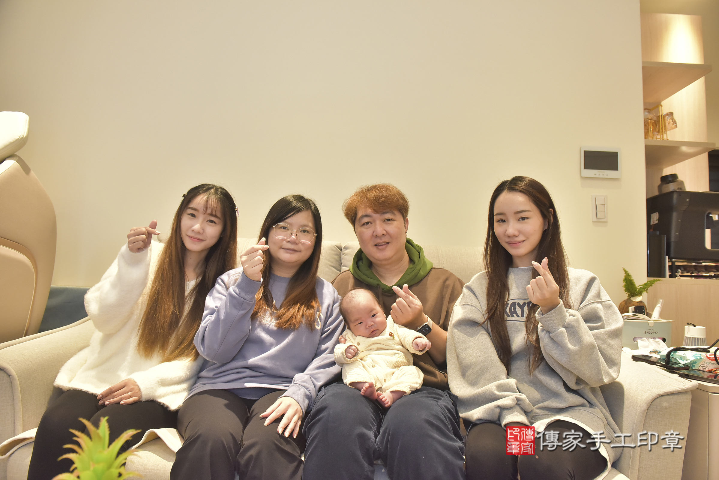 小玹寶寶(台中市太平區到府嬰兒小玹寶寶滿月剃頭理髮、到府嬰兒剃胎毛儀式吉祥話)。到府剃頭剃胎毛主持、專業拍照、證書。★購買「臍帶章、肚臍章、胎毛筆刷印章」贈送：剃頭、收涎、抓周，三選一。2025.1.4，照片3
