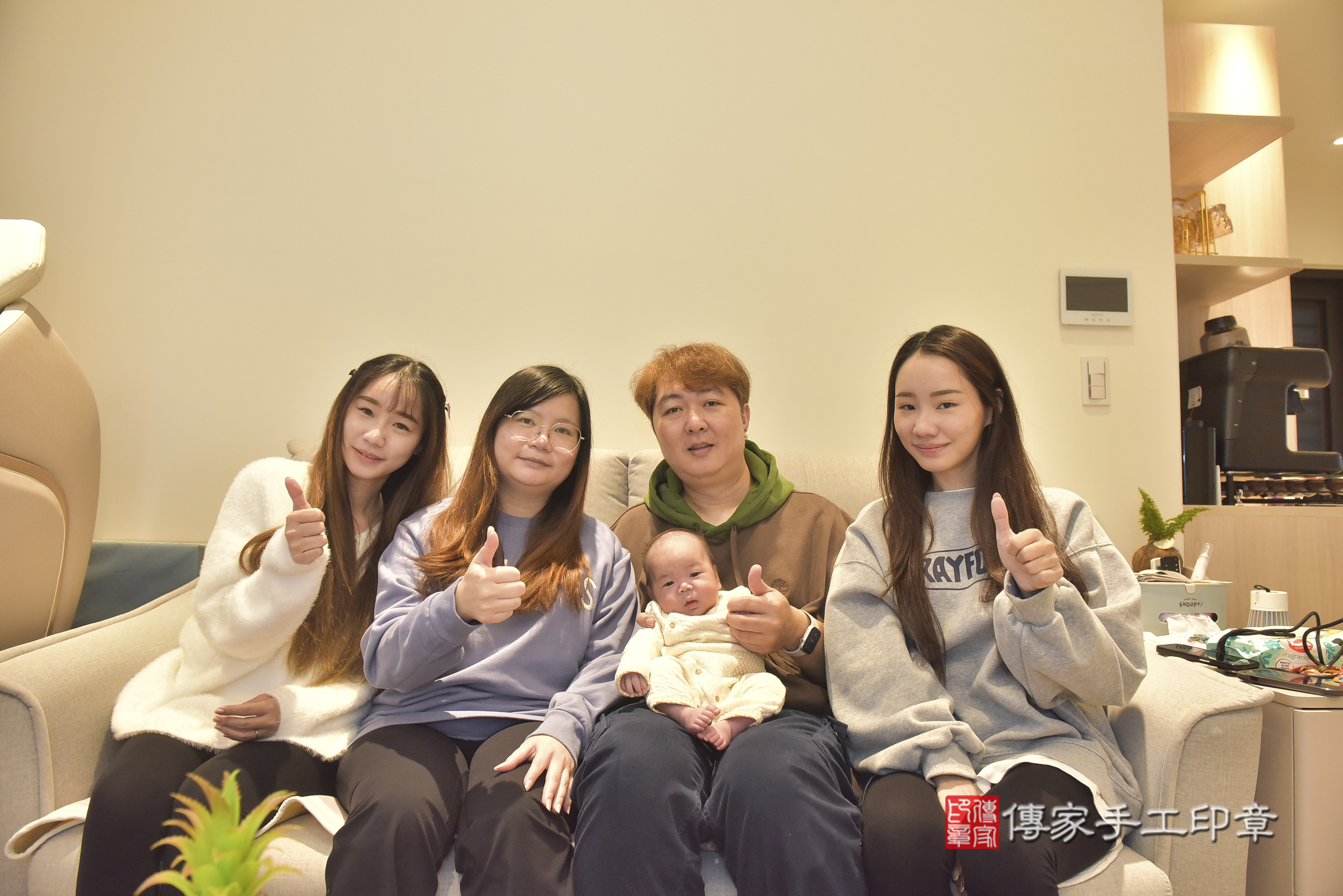 小玹寶寶(台中市太平區到府嬰兒小玹寶寶滿月剃頭理髮、到府嬰兒剃胎毛儀式吉祥話)。到府剃頭剃胎毛主持、專業拍照、證書。★購買「臍帶章、肚臍章、胎毛筆刷印章」贈送：剃頭、收涎、抓周，三選一。2025.1.4，照片4