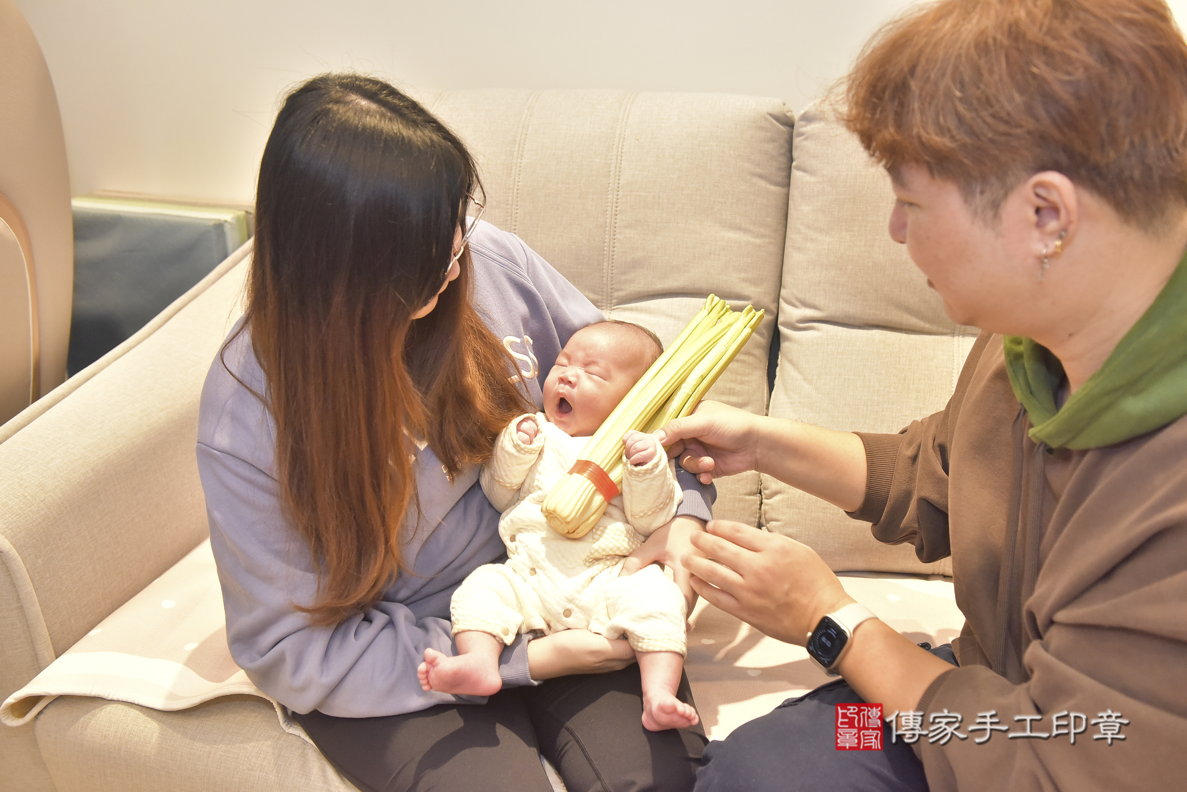 小玹寶寶(台中市太平區到府嬰兒小玹寶寶滿月剃頭理髮、到府嬰兒剃胎毛儀式吉祥話)。到府剃頭剃胎毛主持、專業拍照、證書。★購買「臍帶章、肚臍章、胎毛筆刷印章」贈送：剃頭、收涎、抓周，三選一。2025.1.4，照片9