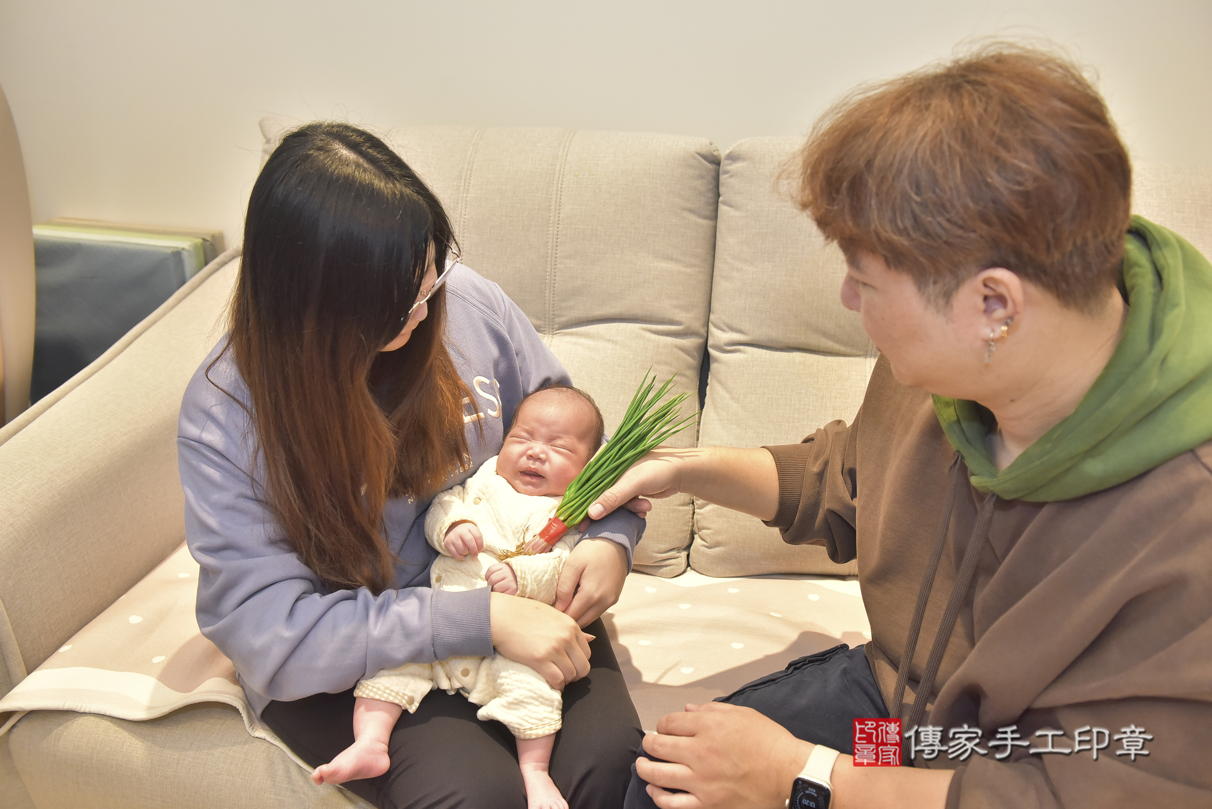 小玹寶寶(台中市太平區到府嬰兒小玹寶寶滿月剃頭理髮、到府嬰兒剃胎毛儀式吉祥話)。到府剃頭剃胎毛主持、專業拍照、證書。★購買「臍帶章、肚臍章、胎毛筆刷印章」贈送：剃頭、收涎、抓周，三選一。2025.1.4，照片11