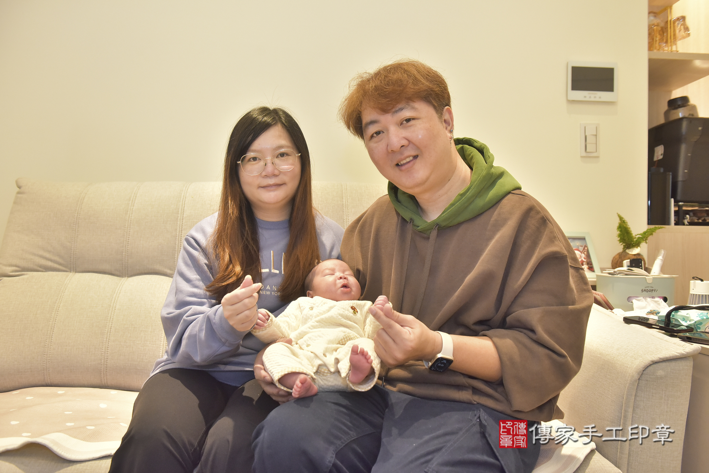 小玹寶寶(台中市太平區到府嬰兒小玹寶寶滿月剃頭理髮、到府嬰兒剃胎毛儀式吉祥話)。到府剃頭剃胎毛主持、專業拍照、證書。★購買「臍帶章、肚臍章、胎毛筆刷印章」贈送：剃頭、收涎、抓周，三選一。2025.1.4，照片1