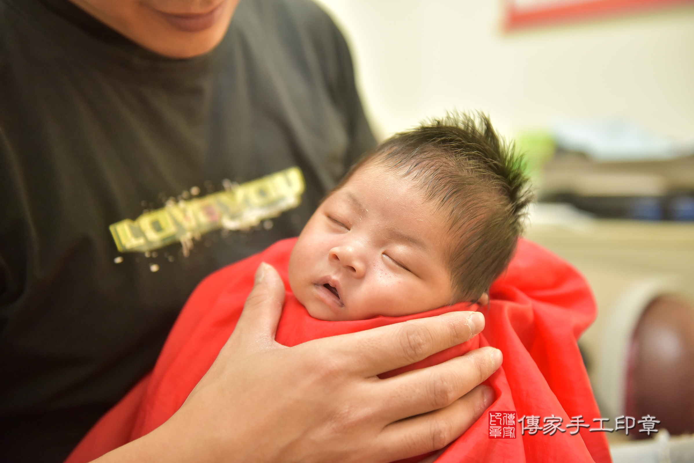 小瑀寶寶(台中市豐原區到府嬰兒小瑀寶寶滿月剃頭理髮、到府嬰兒剃胎毛儀式吉祥話)。到府剃頭剃胎毛主持、專業拍照、證書。★購買「臍帶章、肚臍章、胎毛筆刷印章」贈送：剃頭、收涎、抓周，三選一。2025.1.4，照片13