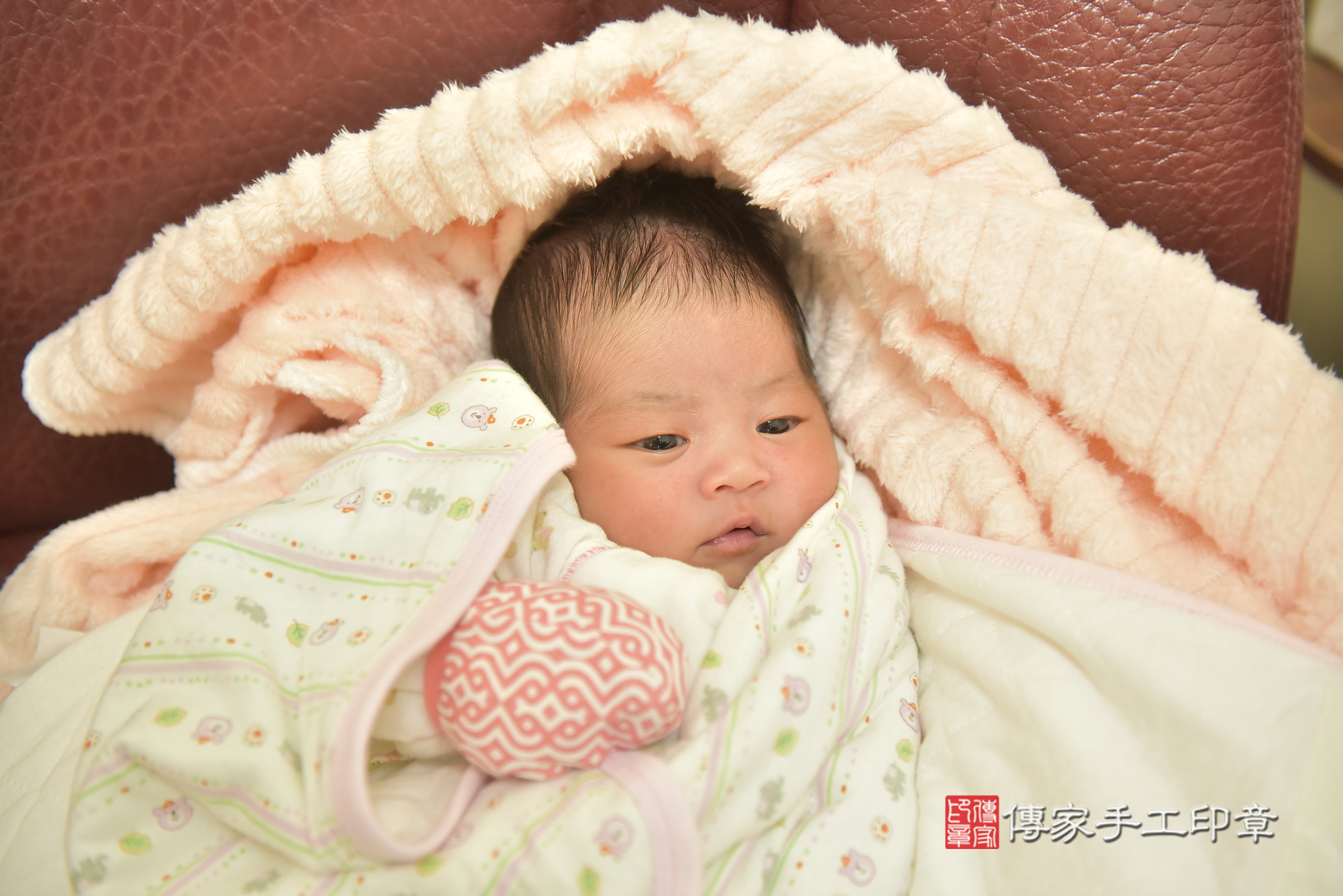 小瑀寶寶(台中市豐原區到府嬰兒小瑀寶寶滿月剃頭理髮、到府嬰兒剃胎毛儀式吉祥話)。到府剃頭剃胎毛主持、專業拍照、證書。★購買「臍帶章、肚臍章、胎毛筆刷印章」贈送：剃頭、收涎、抓周，三選一。2025.1.4，照片1