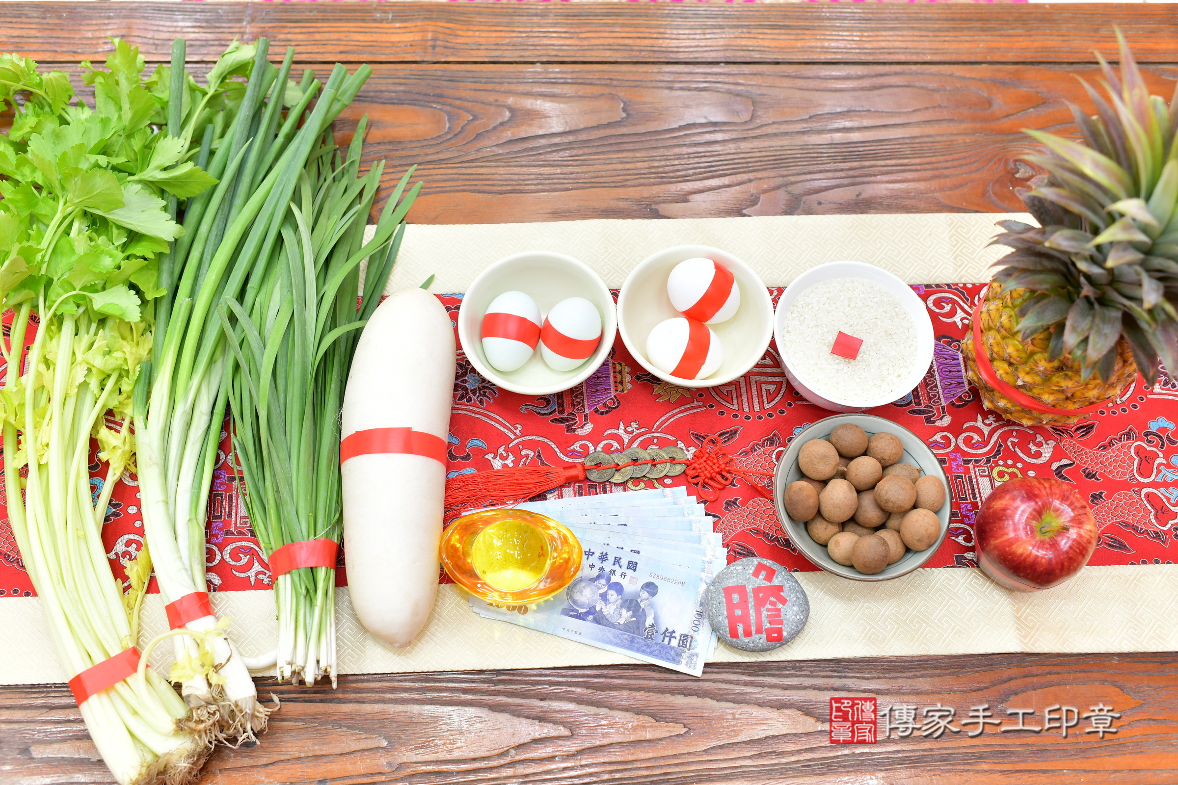 小滐寶寶(台中市北區嬰兒寶寶滿月剃頭理髮、嬰兒剃胎毛儀式吉祥話)。中國風會場，爸媽寶貝穿「日中韓」古裝禮服。專業拍照、證書。★購買「臍帶章、肚臍章、胎毛筆刷印章」贈送：剃頭、收涎、抓周，三選一。2025.1.6，照片6