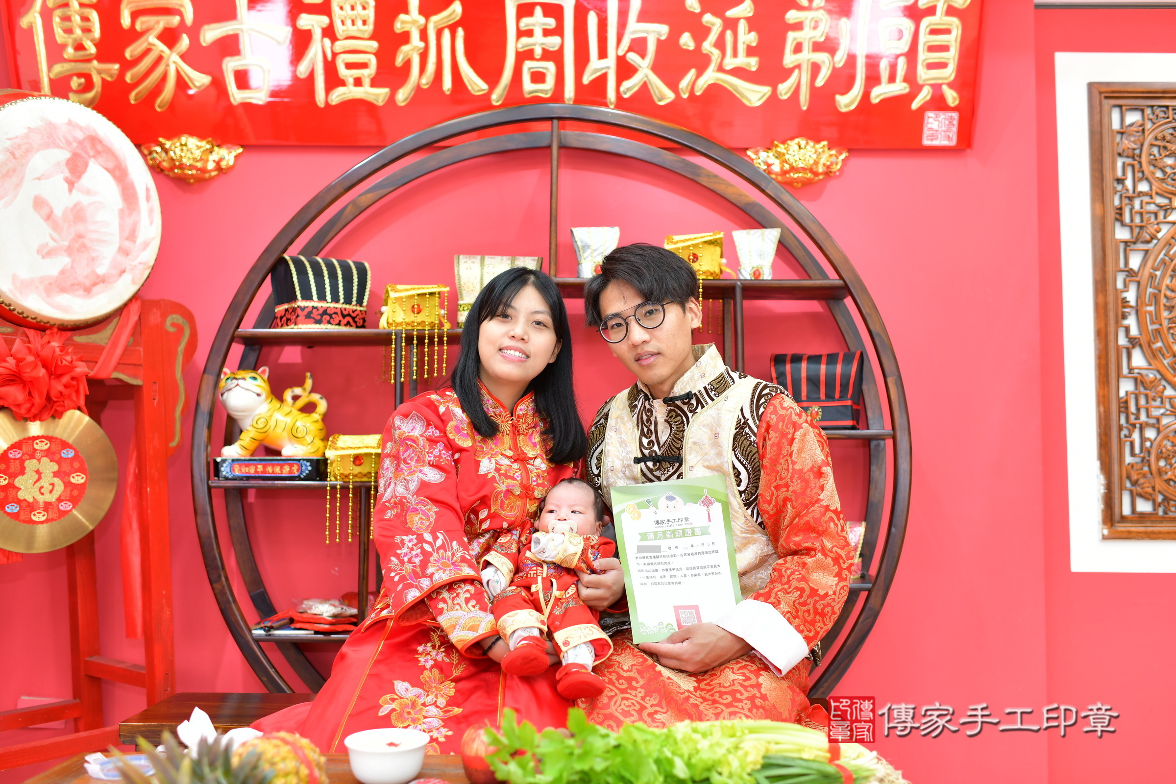 小滐寶寶(台中市北區嬰兒寶寶滿月剃頭理髮、嬰兒剃胎毛儀式吉祥話)。中國風會場，爸媽寶貝穿「日中韓」古裝禮服。專業拍照、證書。★購買「臍帶章、肚臍章、胎毛筆刷印章」贈送：剃頭、收涎、抓周，三選一。2025.1.6，照片18