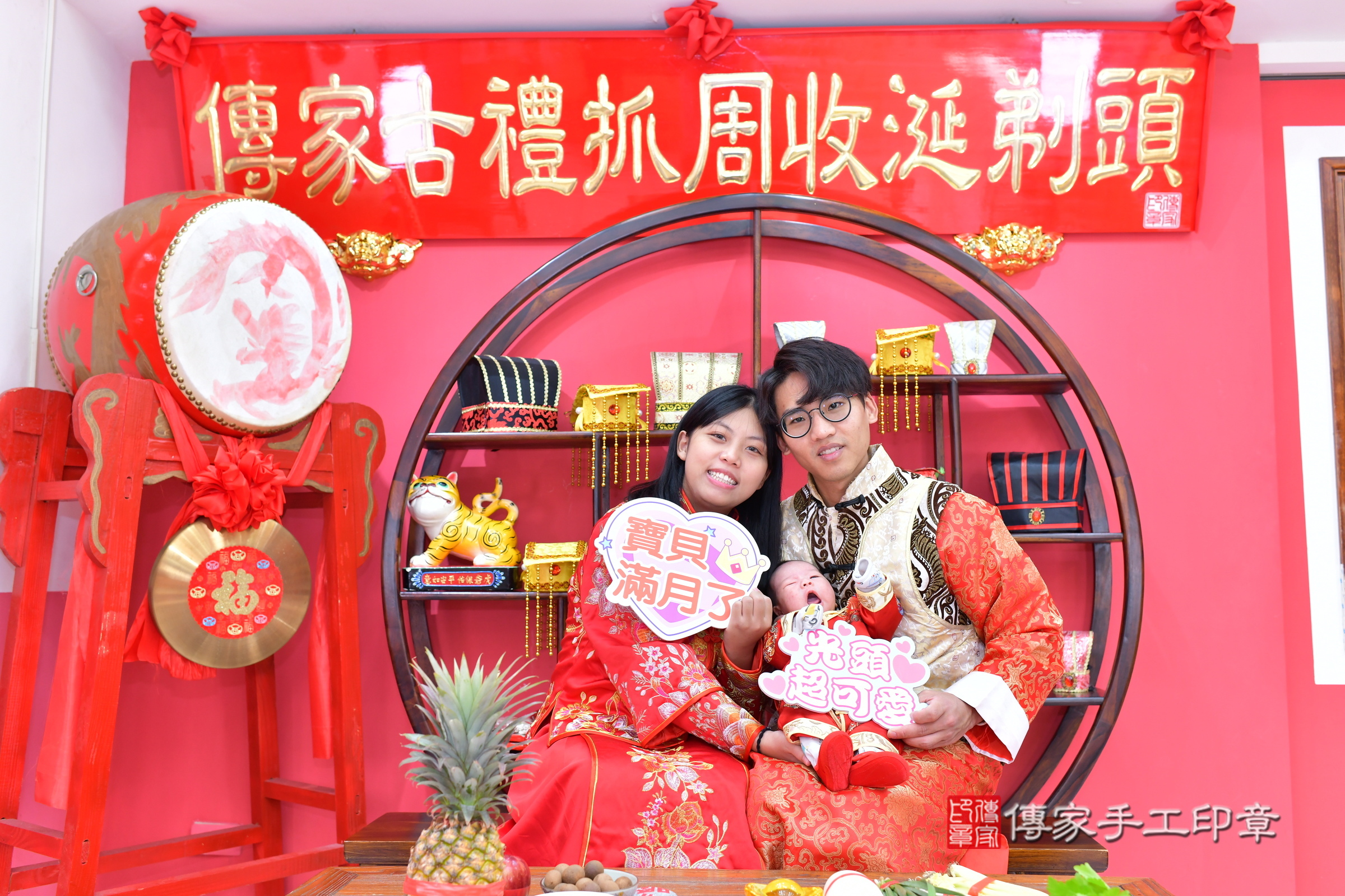 小滐寶寶(台中市北區嬰兒寶寶滿月剃頭理髮、嬰兒剃胎毛儀式吉祥話)。中國風會場，爸媽寶貝穿「日中韓」古裝禮服。專業拍照、證書。★購買「臍帶章、肚臍章、胎毛筆刷印章」贈送：剃頭、收涎、抓周，三選一。2025.1.6，照片5