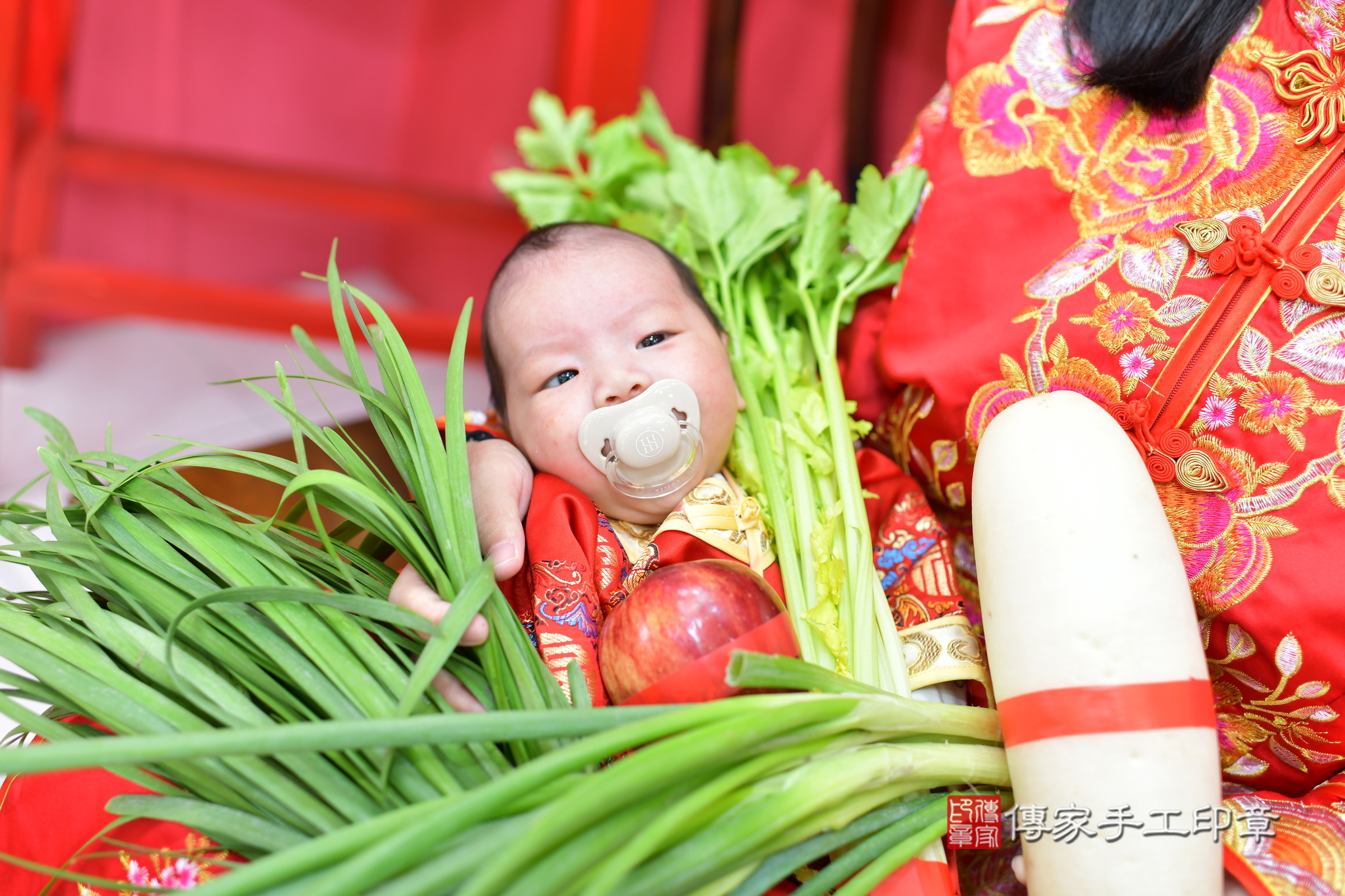 小滐寶寶(台中市北區嬰兒寶寶滿月剃頭理髮、嬰兒剃胎毛儀式吉祥話)。中國風會場，爸媽寶貝穿「日中韓」古裝禮服。專業拍照、證書。★購買「臍帶章、肚臍章、胎毛筆刷印章」贈送：剃頭、收涎、抓周，三選一。2025.1.6，照片16