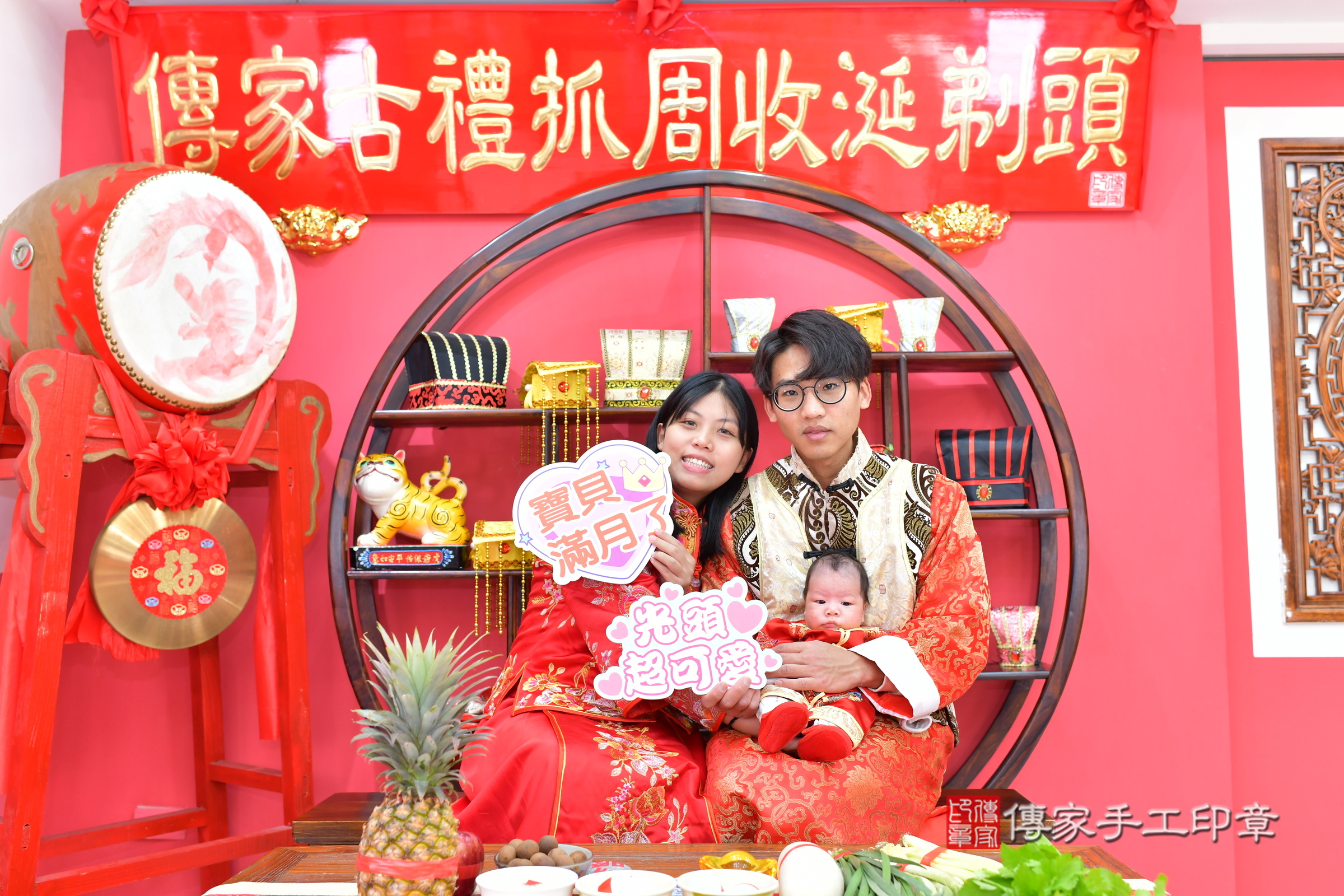 小滐寶寶(台中市北區嬰兒寶寶滿月剃頭理髮、嬰兒剃胎毛儀式吉祥話)。中國風會場，爸媽寶貝穿「日中韓」古裝禮服。專業拍照、證書。★購買「臍帶章、肚臍章、胎毛筆刷印章」贈送：剃頭、收涎、抓周，三選一。2025.1.6，照片4
