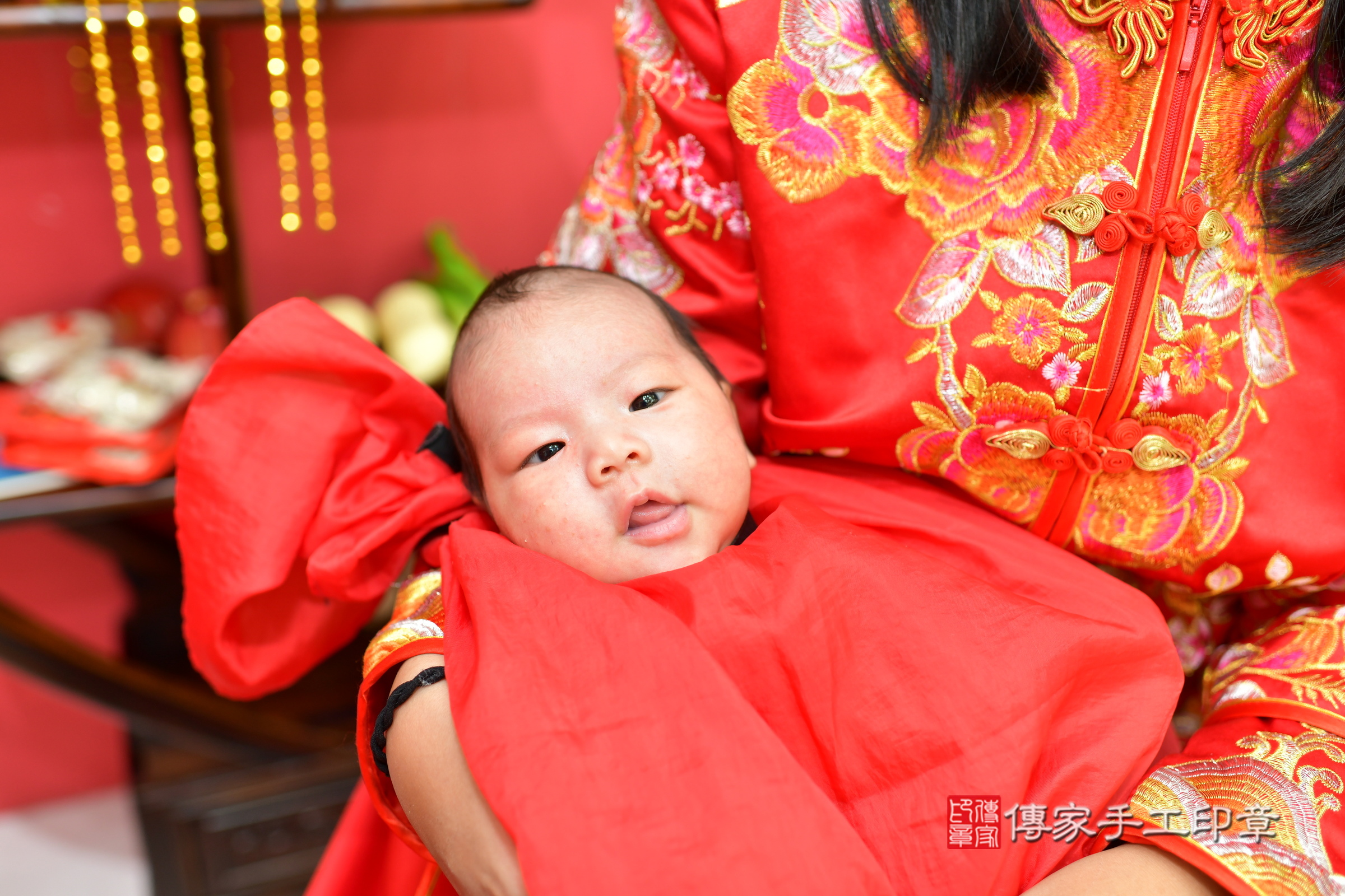 小滐寶寶(台中市北區嬰兒寶寶滿月剃頭理髮、嬰兒剃胎毛儀式吉祥話)。中國風會場，爸媽寶貝穿「日中韓」古裝禮服。專業拍照、證書。★購買「臍帶章、肚臍章、胎毛筆刷印章」贈送：剃頭、收涎、抓周，三選一。2025.1.6，照片17