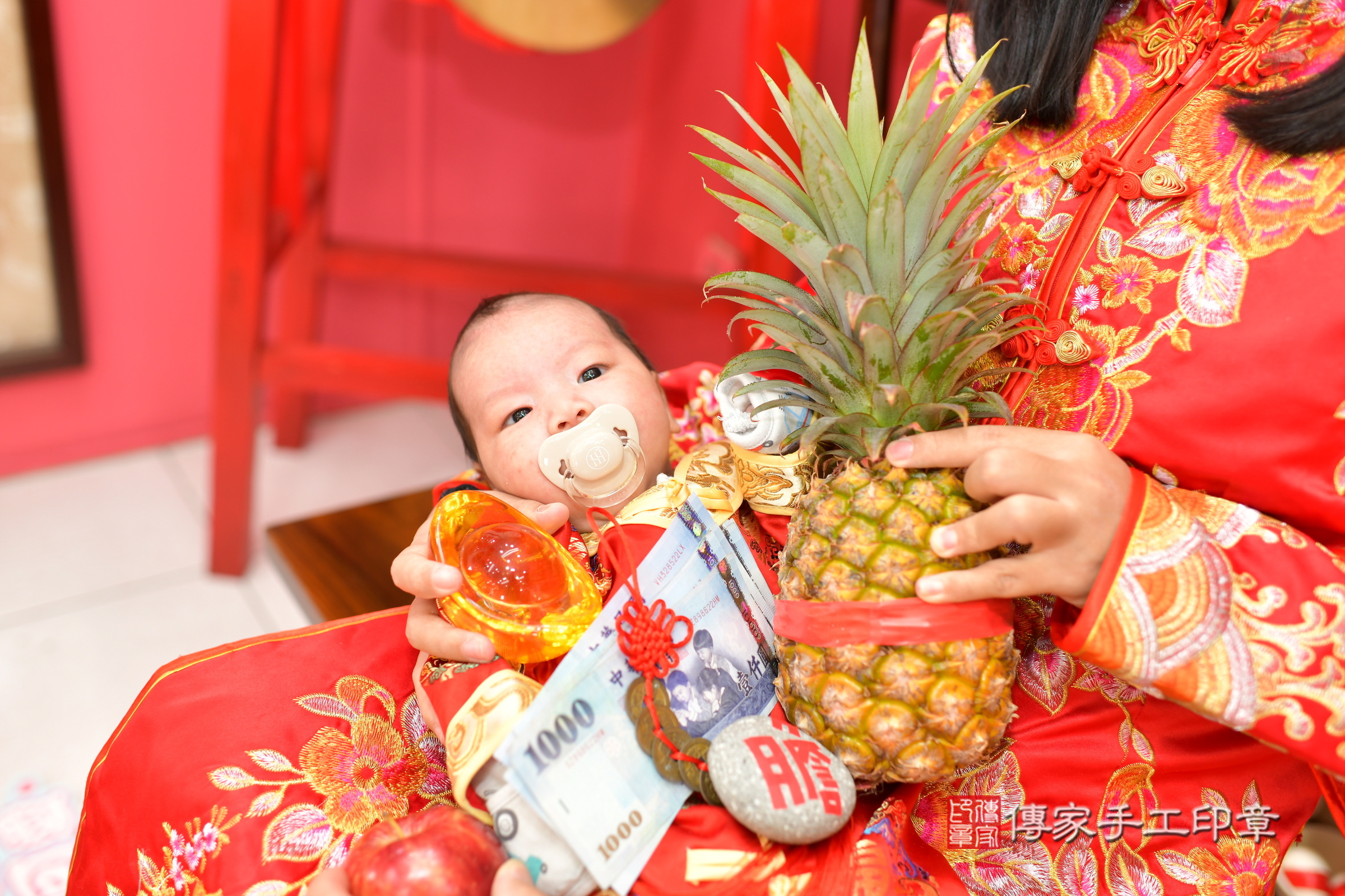 小滐寶寶(台中市北區嬰兒寶寶滿月剃頭理髮、嬰兒剃胎毛儀式吉祥話)。中國風會場，爸媽寶貝穿「日中韓」古裝禮服。專業拍照、證書。★購買「臍帶章、肚臍章、胎毛筆刷印章」贈送：剃頭、收涎、抓周，三選一。2025.1.6，照片15