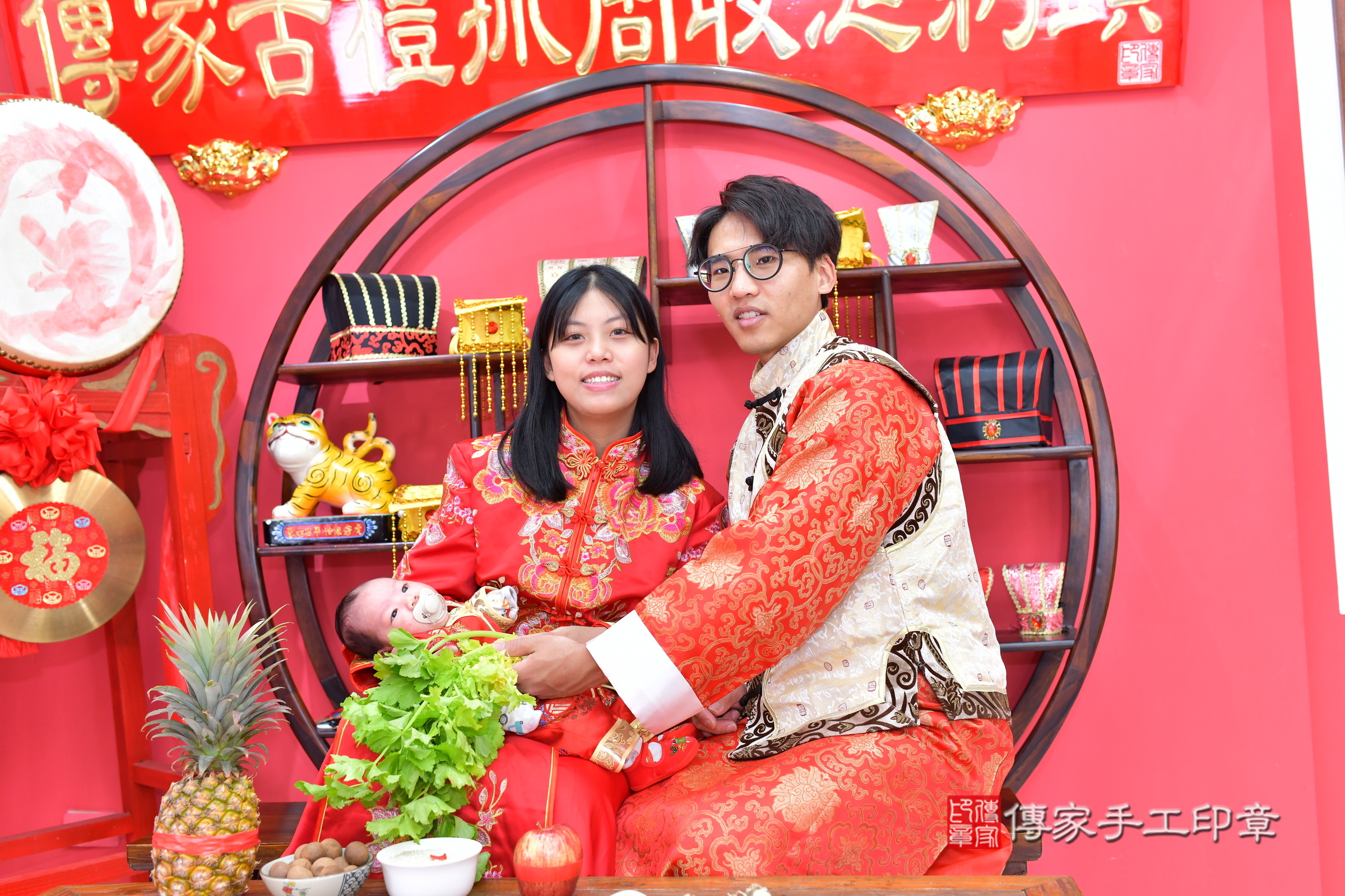 小滐寶寶(台中市北區嬰兒寶寶滿月剃頭理髮、嬰兒剃胎毛儀式吉祥話)。中國風會場，爸媽寶貝穿「日中韓」古裝禮服。專業拍照、證書。★購買「臍帶章、肚臍章、胎毛筆刷印章」贈送：剃頭、收涎、抓周，三選一。2025.1.6，照片11