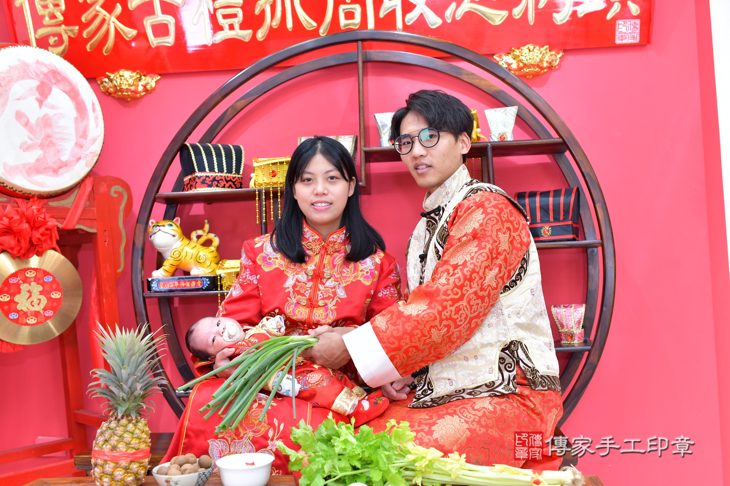 小滐寶寶(台中市北區嬰兒寶寶滿月剃頭理髮、嬰兒剃胎毛儀式吉祥話)。中國風會場，爸媽寶貝穿「日中韓」古裝禮服。專業拍照、證書。★購買「臍帶章、肚臍章、胎毛筆刷印章」贈送：剃頭、收涎、抓周，三選一。2025.1.6，照片12