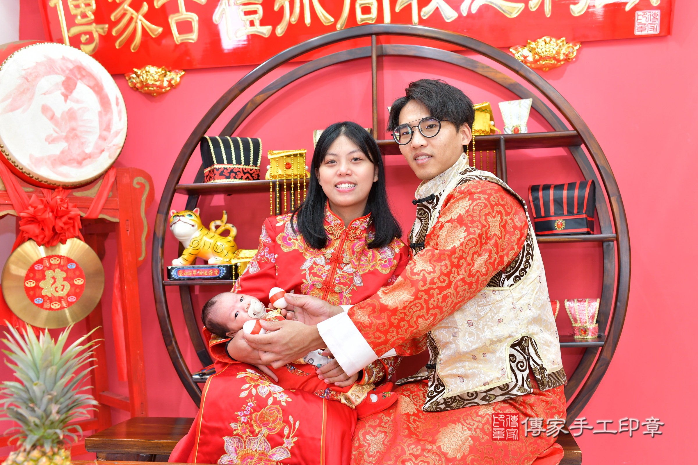 小滐寶寶(台中市北區嬰兒寶寶滿月剃頭理髮、嬰兒剃胎毛儀式吉祥話)。中國風會場，爸媽寶貝穿「日中韓」古裝禮服。專業拍照、證書。★購買「臍帶章、肚臍章、胎毛筆刷印章」贈送：剃頭、收涎、抓周，三選一。2025.1.6，照片7