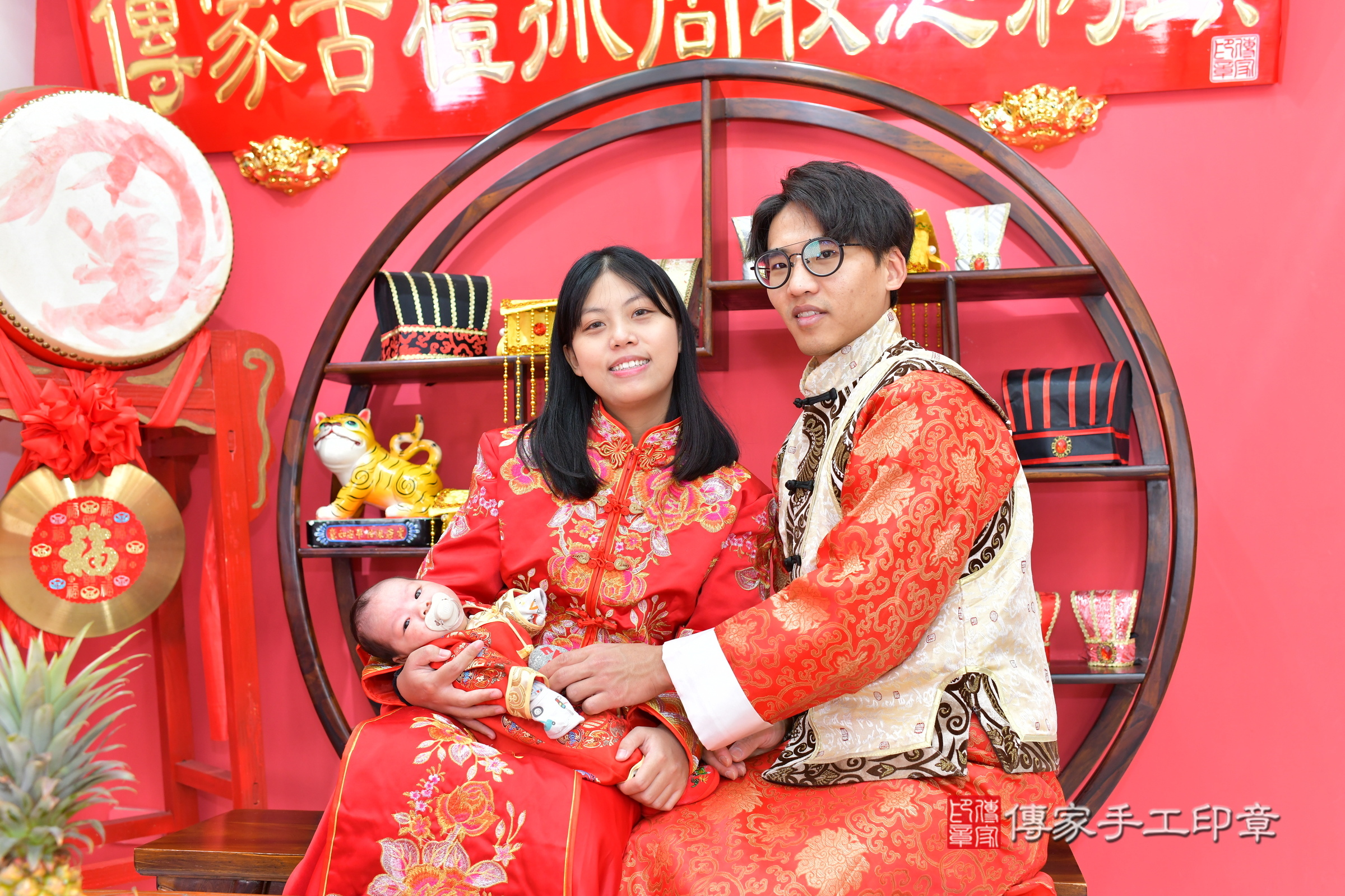 小滐寶寶(台中市北區嬰兒寶寶滿月剃頭理髮、嬰兒剃胎毛儀式吉祥話)。中國風會場，爸媽寶貝穿「日中韓」古裝禮服。專業拍照、證書。★購買「臍帶章、肚臍章、胎毛筆刷印章」贈送：剃頭、收涎、抓周，三選一。2025.1.6，照片8