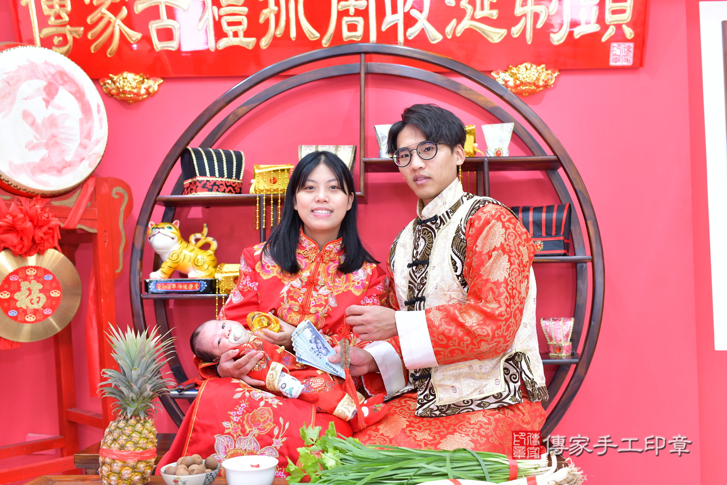 小滐寶寶(台中市北區嬰兒寶寶滿月剃頭理髮、嬰兒剃胎毛儀式吉祥話)。中國風會場，爸媽寶貝穿「日中韓」古裝禮服。專業拍照、證書。★購買「臍帶章、肚臍章、胎毛筆刷印章」贈送：剃頭、收涎、抓周，三選一。2025.1.6，照片14
