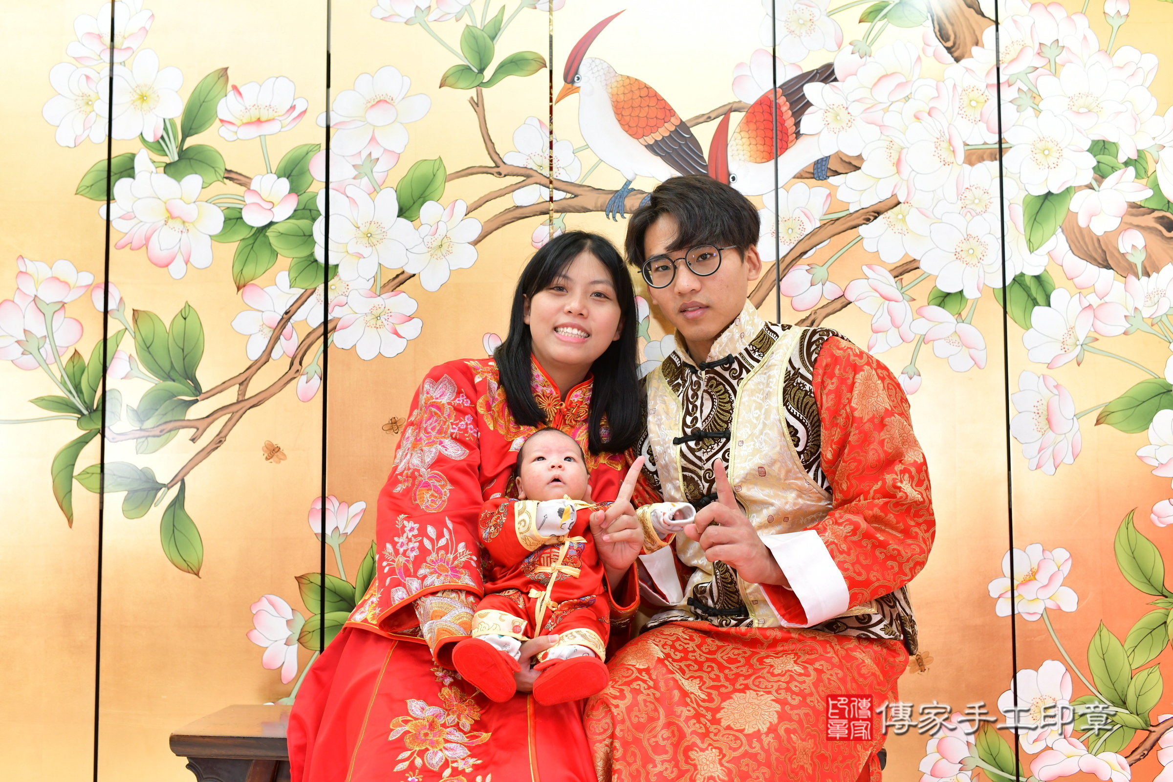 小滐寶寶(台中市北區嬰兒寶寶滿月剃頭理髮、嬰兒剃胎毛儀式吉祥話)。中國風會場，爸媽寶貝穿「日中韓」古裝禮服。專業拍照、證書。★購買「臍帶章、肚臍章、胎毛筆刷印章」贈送：剃頭、收涎、抓周，三選一。2025.1.6，照片2