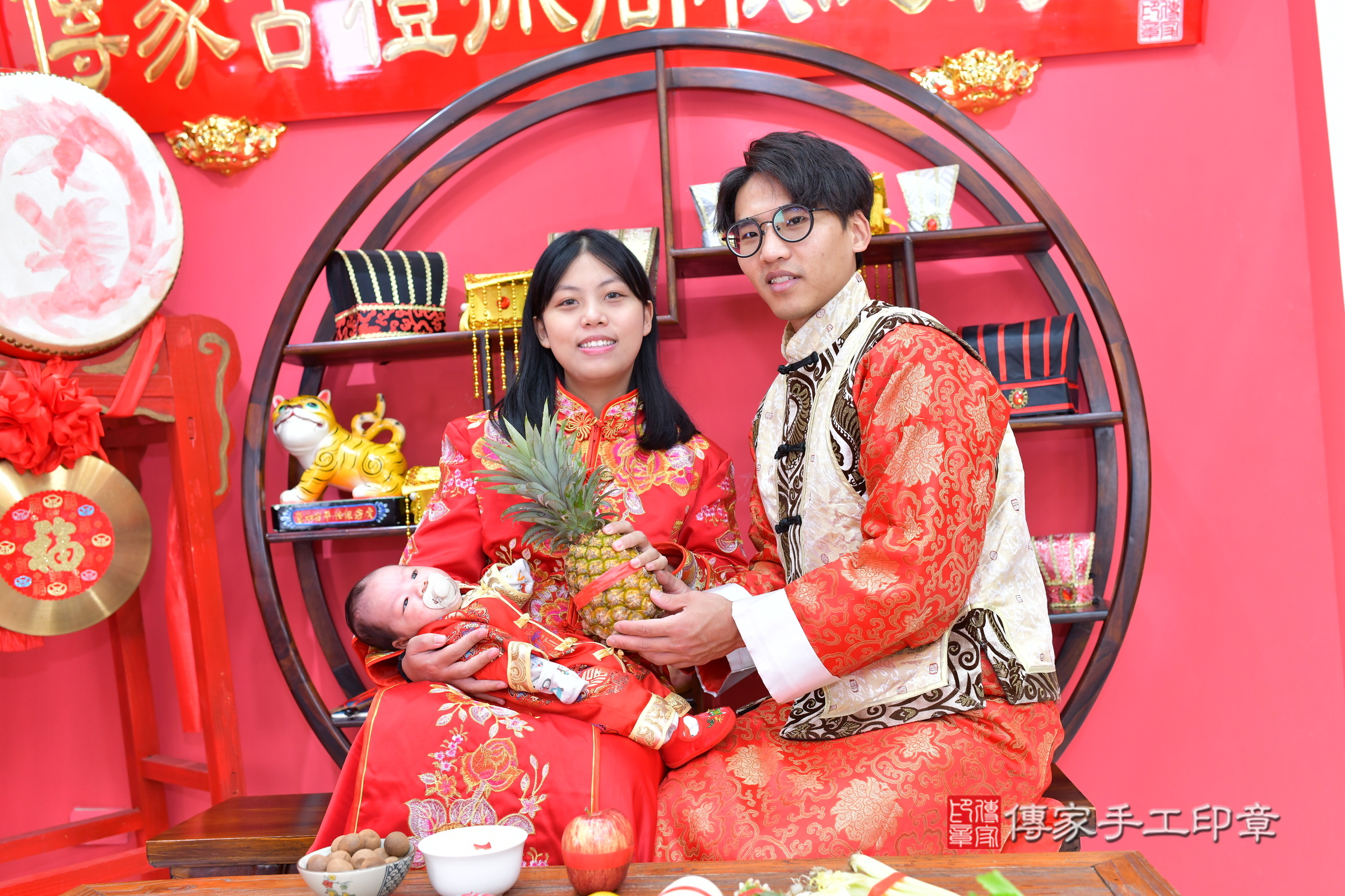 小滐寶寶(台中市北區嬰兒寶寶滿月剃頭理髮、嬰兒剃胎毛儀式吉祥話)。中國風會場，爸媽寶貝穿「日中韓」古裝禮服。專業拍照、證書。★購買「臍帶章、肚臍章、胎毛筆刷印章」贈送：剃頭、收涎、抓周，三選一。2025.1.6，照片10