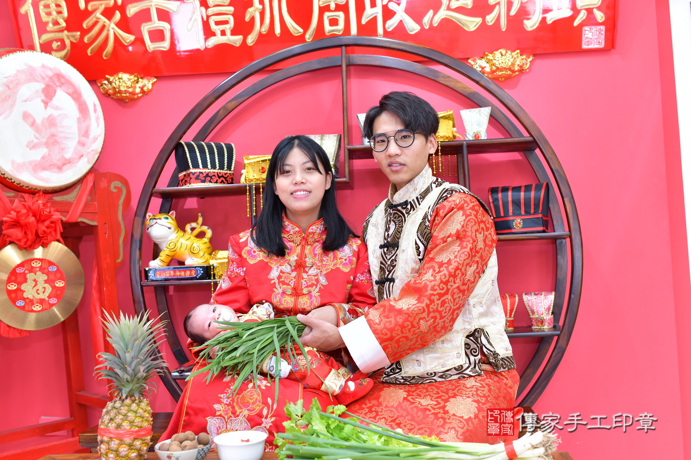 小滐寶寶(台中市北區嬰兒寶寶滿月剃頭理髮、嬰兒剃胎毛儀式吉祥話)。中國風會場，爸媽寶貝穿「日中韓」古裝禮服。專業拍照、證書。★購買「臍帶章、肚臍章、胎毛筆刷印章」贈送：剃頭、收涎、抓周，三選一。2025.1.6，照片13