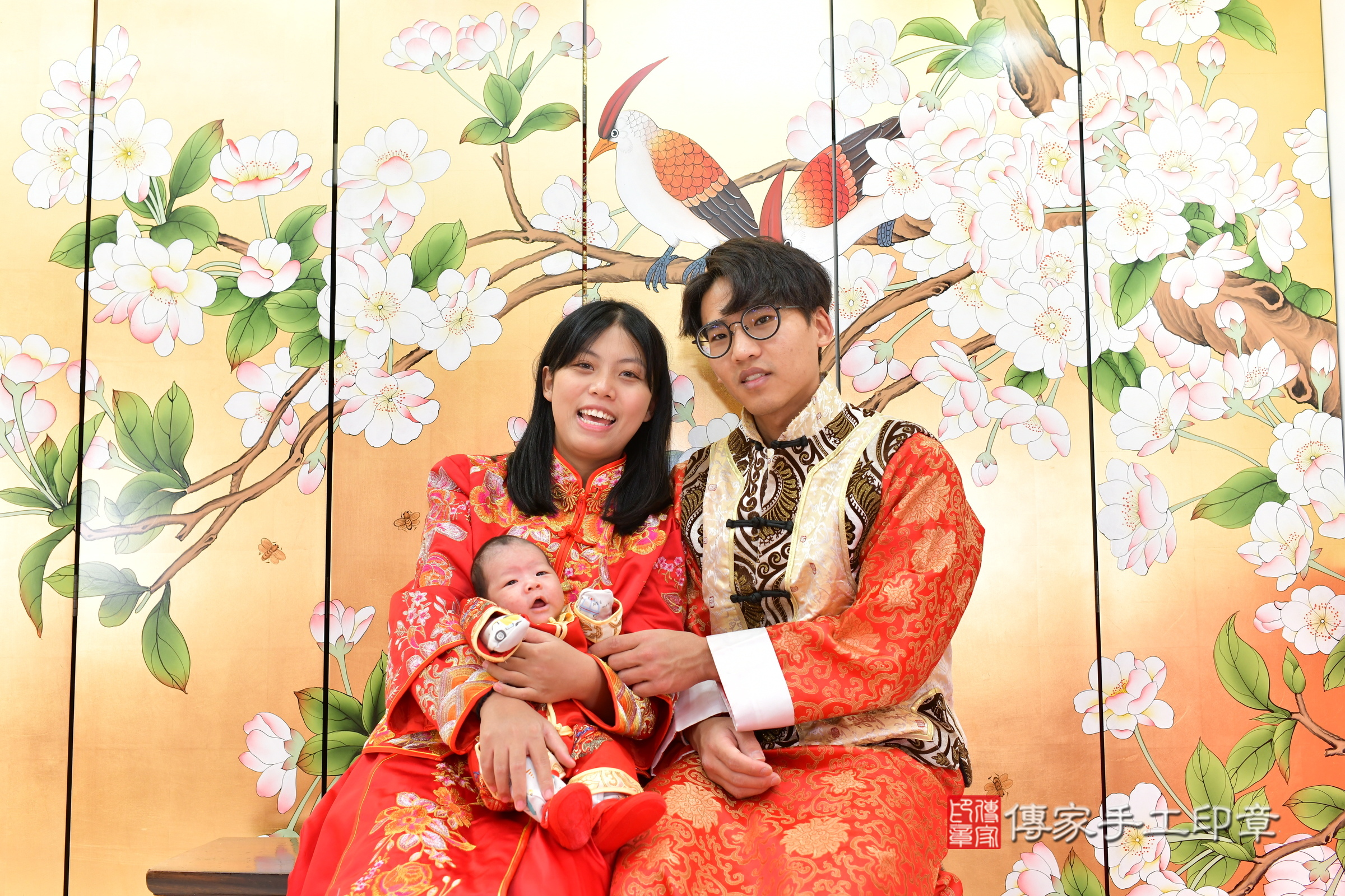 小滐寶寶(台中市北區嬰兒寶寶滿月剃頭理髮、嬰兒剃胎毛儀式吉祥話)。中國風會場，爸媽寶貝穿「日中韓」古裝禮服。專業拍照、證書。★購買「臍帶章、肚臍章、胎毛筆刷印章」贈送：剃頭、收涎、抓周，三選一。2025.1.6，照片1