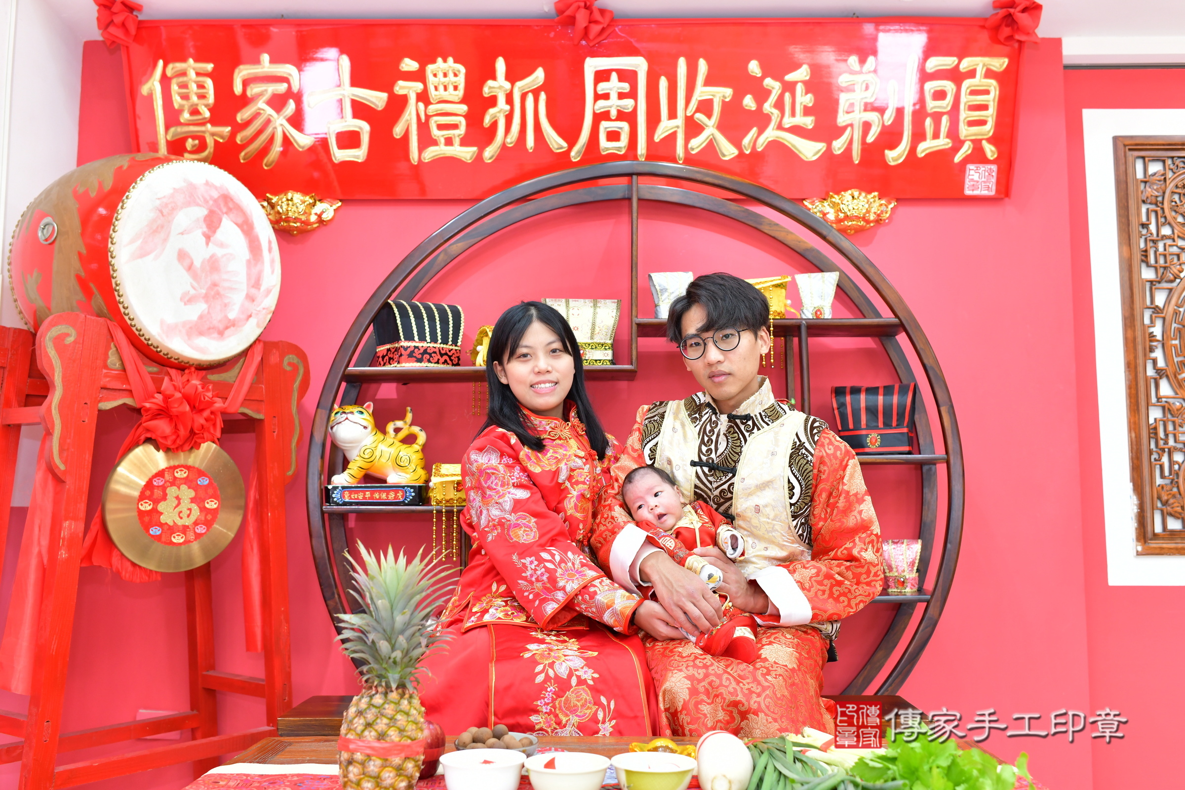 小滐寶寶(台中市北區嬰兒寶寶滿月剃頭理髮、嬰兒剃胎毛儀式吉祥話)。中國風會場，爸媽寶貝穿「日中韓」古裝禮服。專業拍照、證書。★購買「臍帶章、肚臍章、胎毛筆刷印章」贈送：剃頭、收涎、抓周，三選一。2025.1.6，照片3