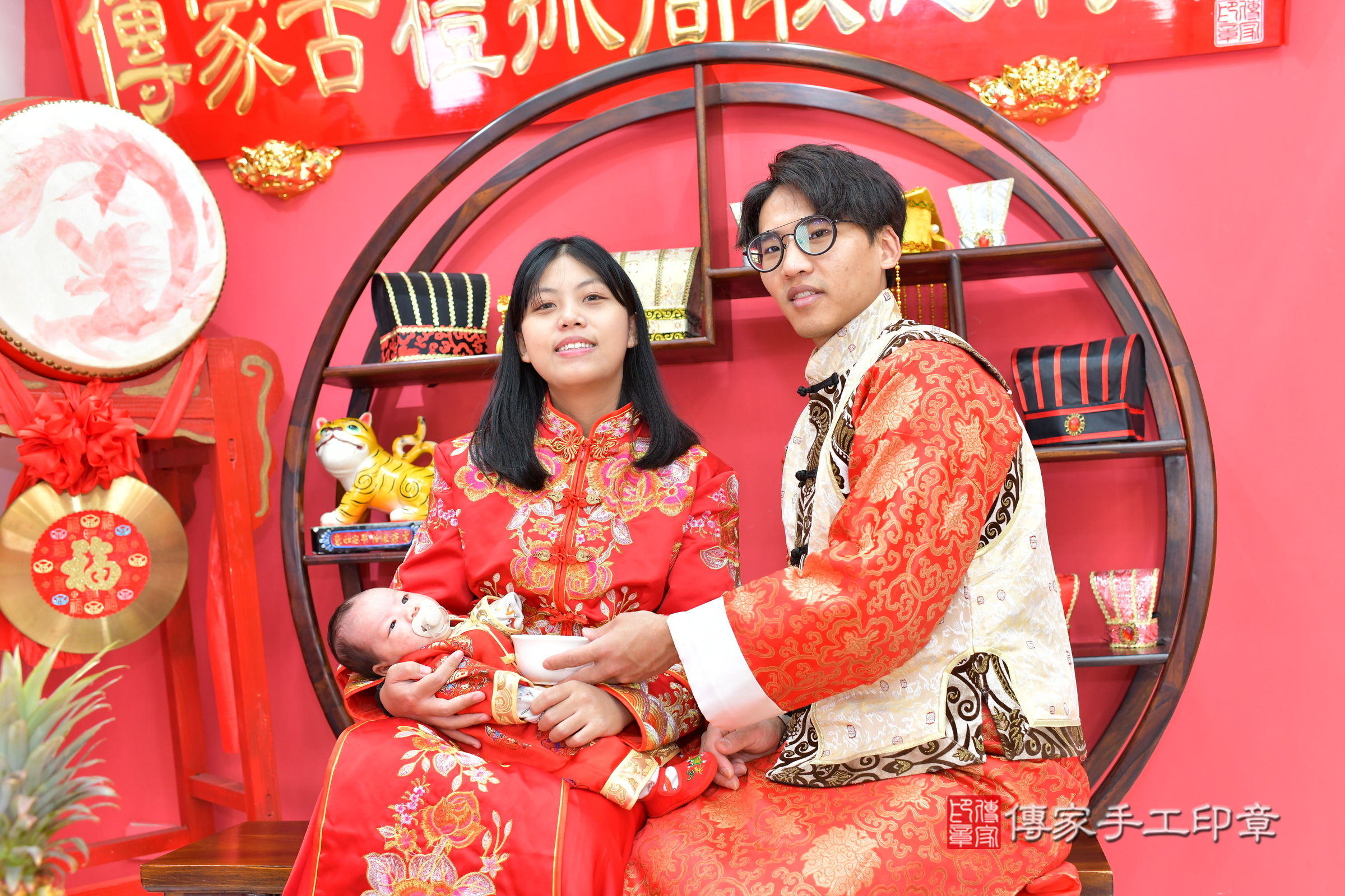 小滐寶寶(台中市北區嬰兒寶寶滿月剃頭理髮、嬰兒剃胎毛儀式吉祥話)。中國風會場，爸媽寶貝穿「日中韓」古裝禮服。專業拍照、證書。★購買「臍帶章、肚臍章、胎毛筆刷印章」贈送：剃頭、收涎、抓周，三選一。2025.1.6，照片9