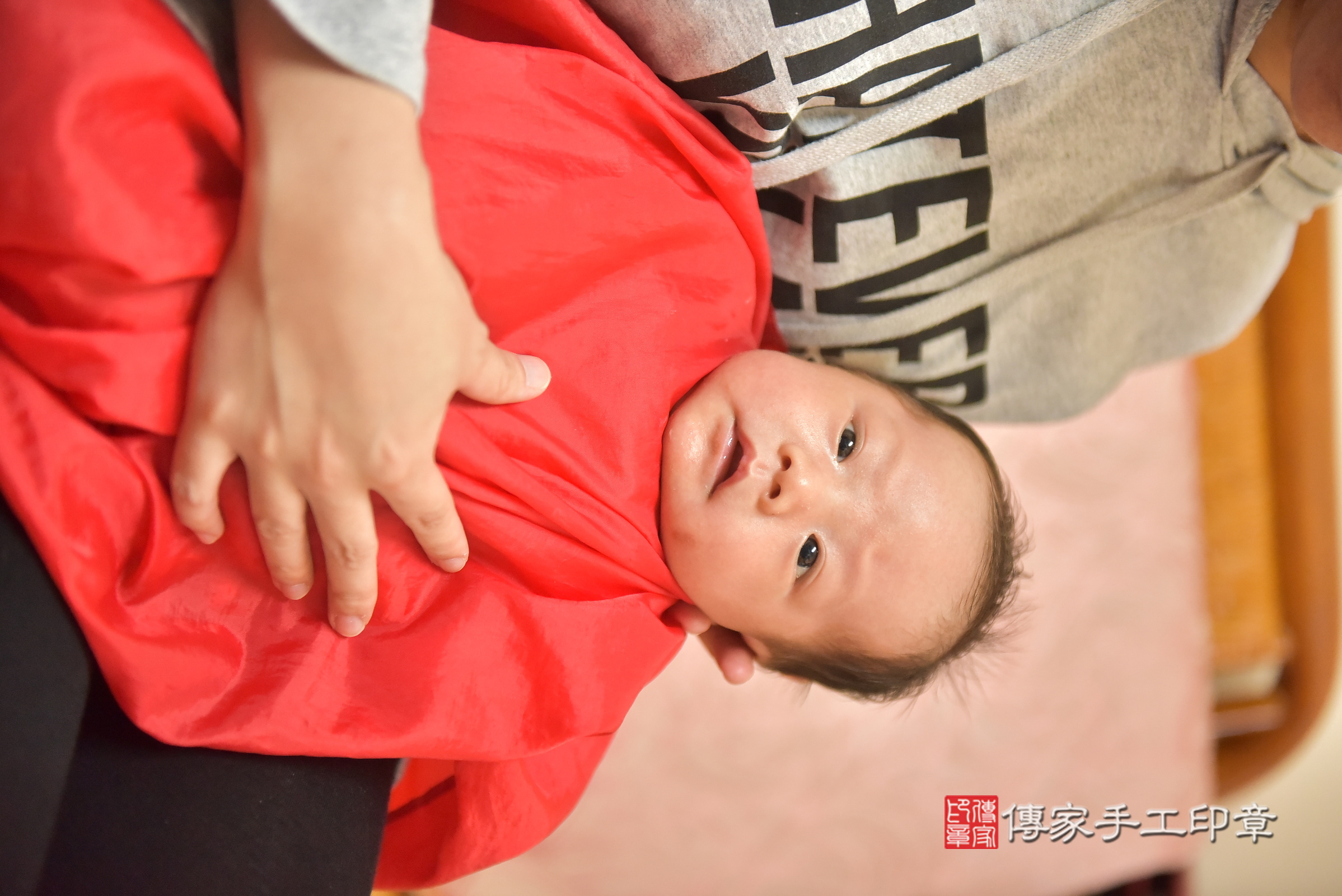 小凱寶寶(台中市北區到府嬰兒小凱寶寶滿月剃頭理髮、到府嬰兒剃胎毛儀式吉祥話)。到府剃頭剃胎毛主持、專業拍照、證書。★購買「臍帶章、肚臍章、胎毛筆刷印章」贈送：剃頭、收涎、抓周，三選一。2025.1.8，照片18