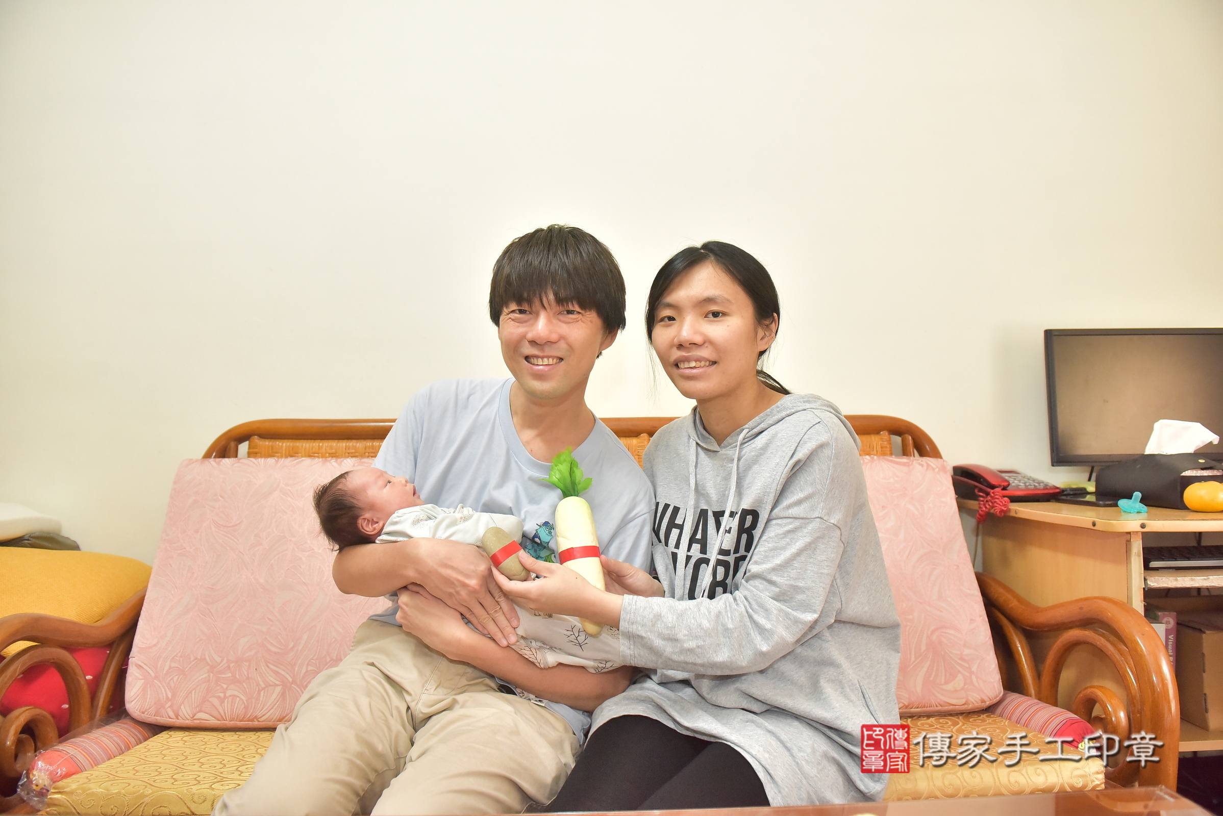 小凱寶寶(台中市北區到府嬰兒小凱寶寶滿月剃頭理髮、到府嬰兒剃胎毛儀式吉祥話)。到府剃頭剃胎毛主持、專業拍照、證書。★購買「臍帶章、肚臍章、胎毛筆刷印章」贈送：剃頭、收涎、抓周，三選一。2025.1.8，照片13