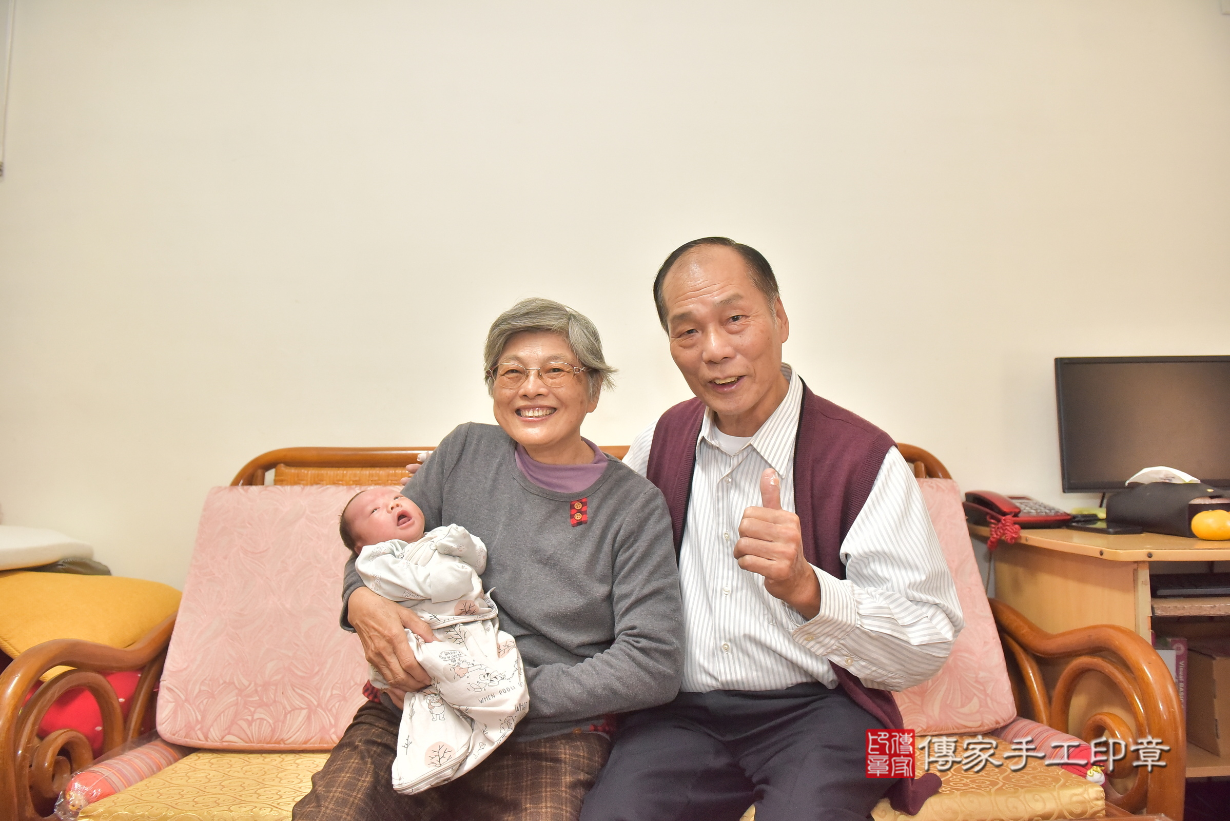 小凱寶寶(台中市北區到府嬰兒小凱寶寶滿月剃頭理髮、到府嬰兒剃胎毛儀式吉祥話)。到府剃頭剃胎毛主持、專業拍照、證書。★購買「臍帶章、肚臍章、胎毛筆刷印章」贈送：剃頭、收涎、抓周，三選一。2025.1.8，照片8