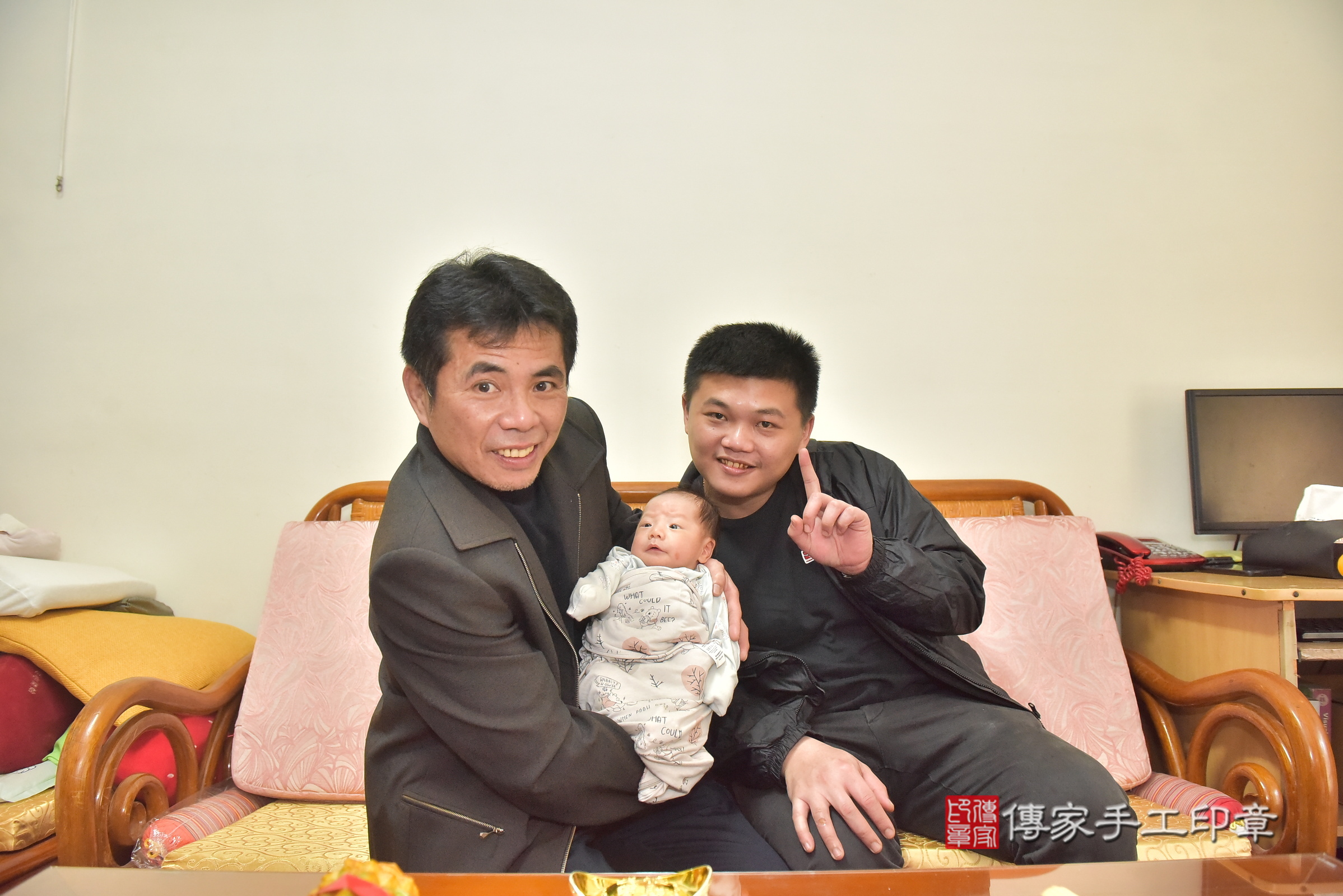 小凱寶寶(台中市北區到府嬰兒小凱寶寶滿月剃頭理髮、到府嬰兒剃胎毛儀式吉祥話)。到府剃頭剃胎毛主持、專業拍照、證書。★購買「臍帶章、肚臍章、胎毛筆刷印章」贈送：剃頭、收涎、抓周，三選一。2025.1.8，照片9