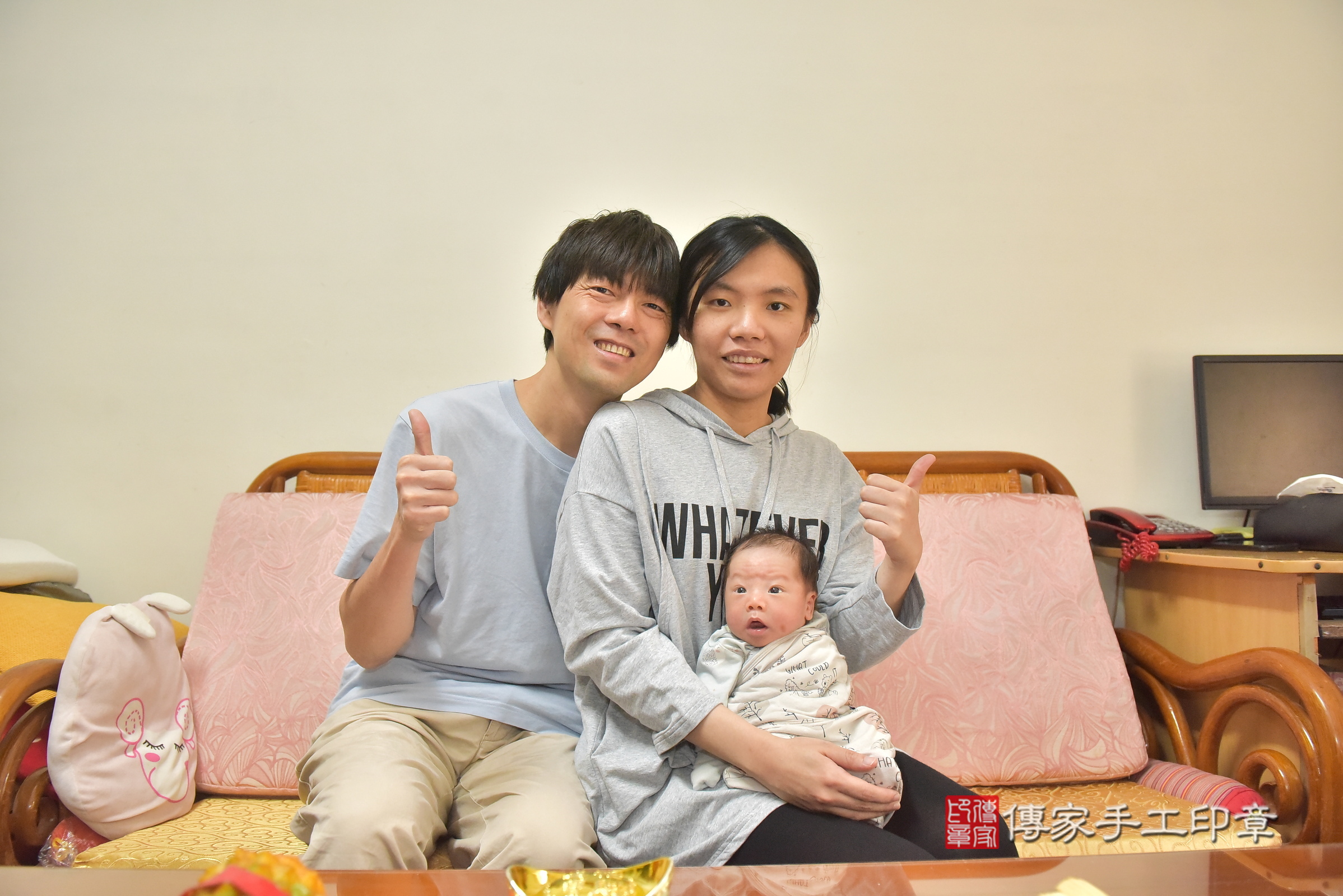 小凱寶寶(台中市北區到府嬰兒小凱寶寶滿月剃頭理髮、到府嬰兒剃胎毛儀式吉祥話)。到府剃頭剃胎毛主持、專業拍照、證書。★購買「臍帶章、肚臍章、胎毛筆刷印章」贈送：剃頭、收涎、抓周，三選一。2025.1.8，照片1