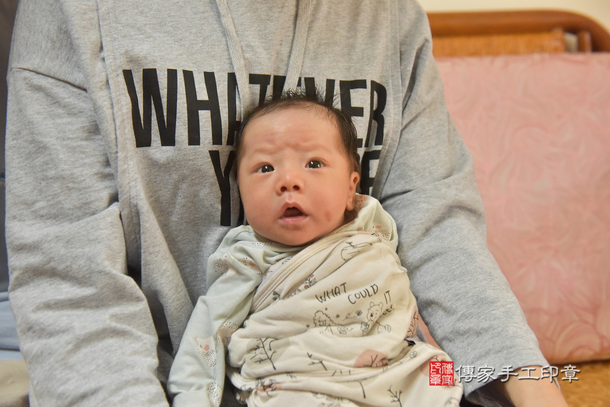 小凱寶寶(台中市北區到府嬰兒小凱寶寶滿月剃頭理髮、到府嬰兒剃胎毛儀式吉祥話)。到府剃頭剃胎毛主持、專業拍照、證書。★購買「臍帶章、肚臍章、胎毛筆刷印章」贈送：剃頭、收涎、抓周，三選一。2025.1.8，照片4