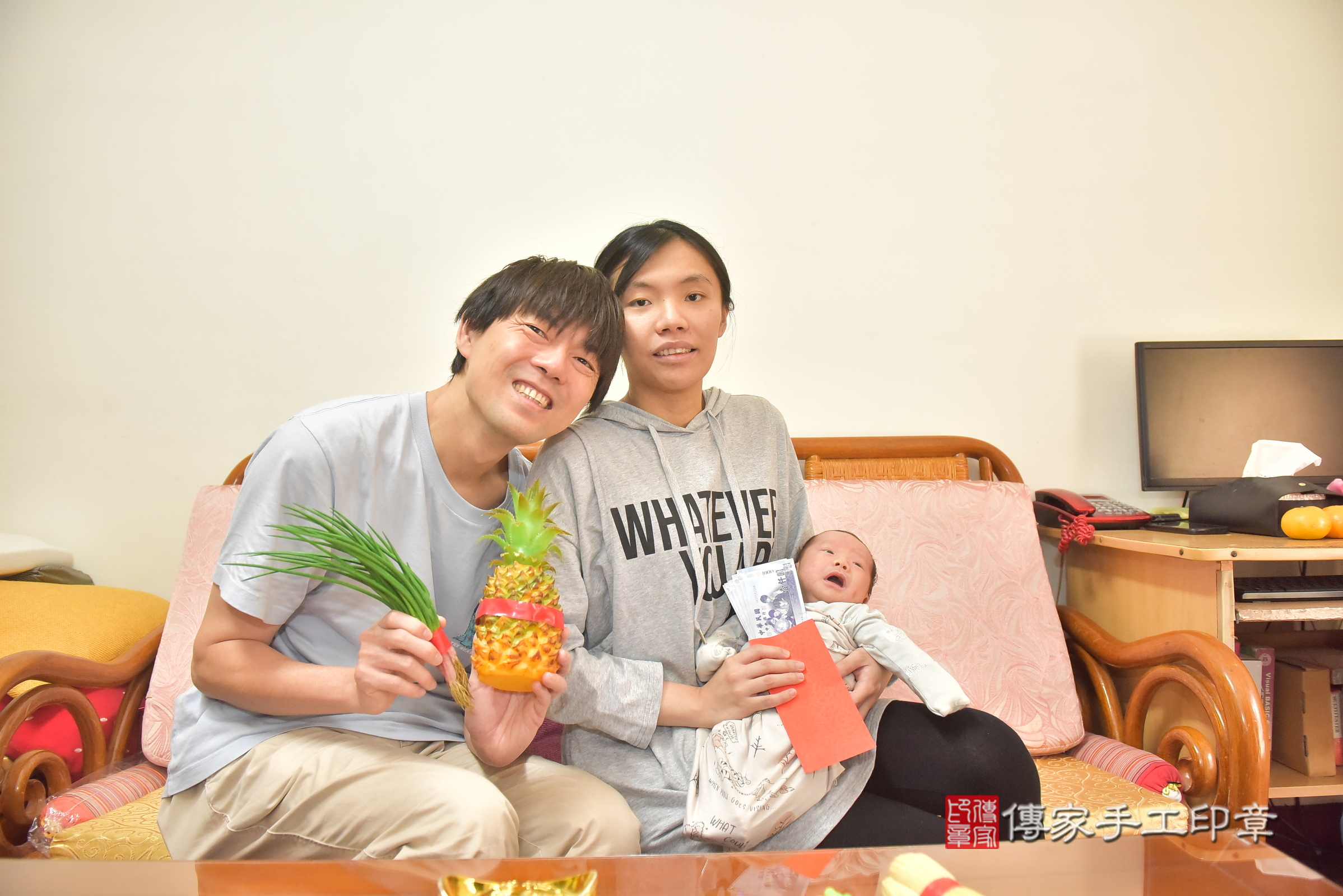 小凱寶寶(台中市北區到府嬰兒小凱寶寶滿月剃頭理髮、到府嬰兒剃胎毛儀式吉祥話)。到府剃頭剃胎毛主持、專業拍照、證書。★購買「臍帶章、肚臍章、胎毛筆刷印章」贈送：剃頭、收涎、抓周，三選一。2025.1.8，照片17