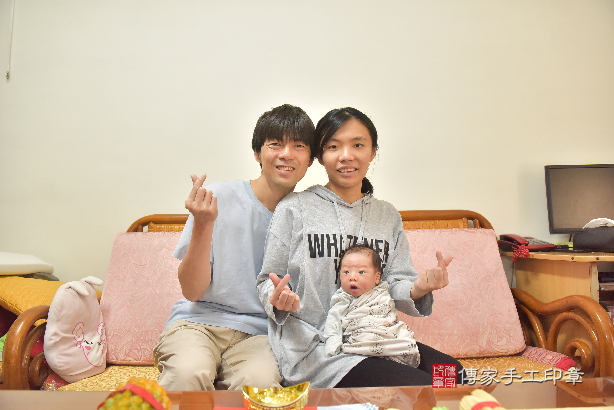 小凱寶寶(台中市北區到府嬰兒小凱寶寶滿月剃頭理髮、到府嬰兒剃胎毛儀式吉祥話)。到府剃頭剃胎毛主持、專業拍照、證書。★購買「臍帶章、肚臍章、胎毛筆刷印章」贈送：剃頭、收涎、抓周，三選一。2025.1.8，照片3