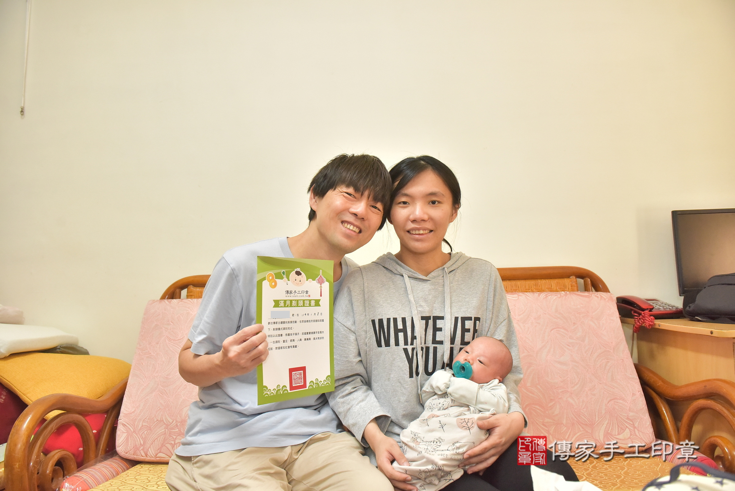 小凱寶寶(台中市北區到府嬰兒小凱寶寶滿月剃頭理髮、到府嬰兒剃胎毛儀式吉祥話)。到府剃頭剃胎毛主持、專業拍照、證書。★購買「臍帶章、肚臍章、胎毛筆刷印章」贈送：剃頭、收涎、抓周，三選一。2025.1.8，照片19