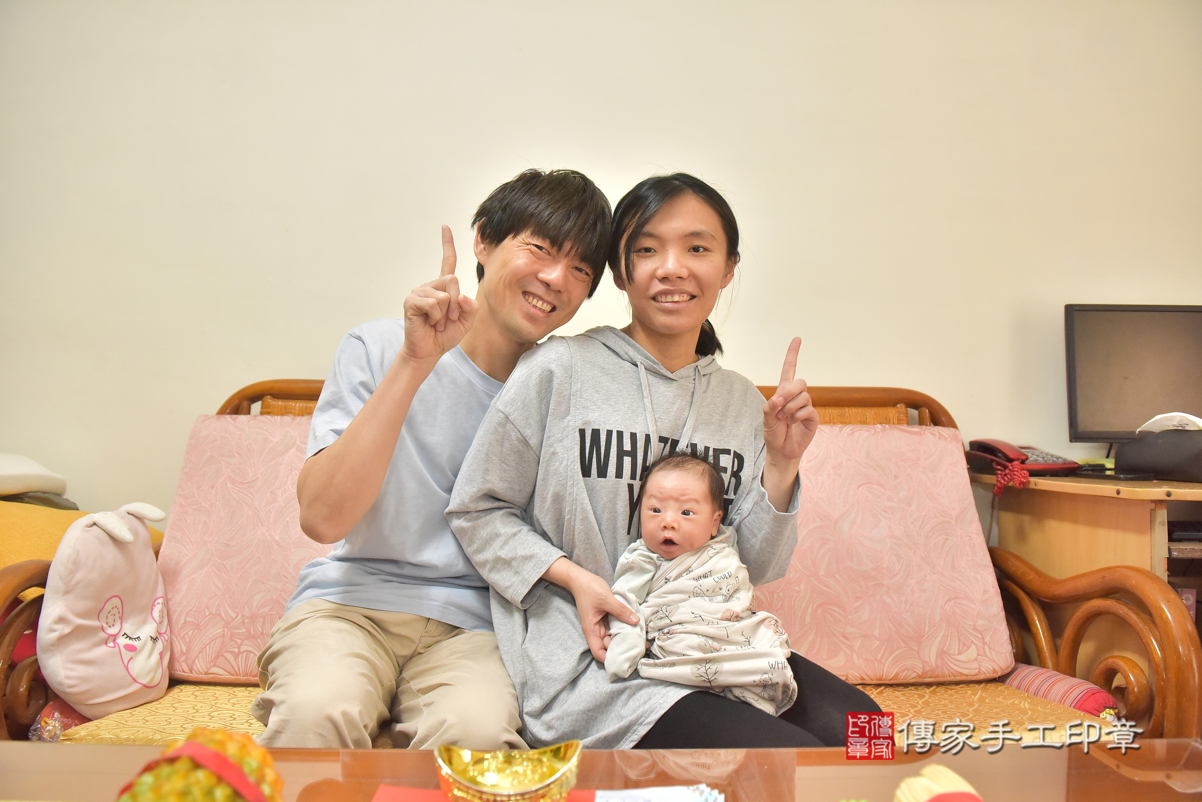 小凱寶寶(台中市北區到府嬰兒小凱寶寶滿月剃頭理髮、到府嬰兒剃胎毛儀式吉祥話)。到府剃頭剃胎毛主持、專業拍照、證書。★購買「臍帶章、肚臍章、胎毛筆刷印章」贈送：剃頭、收涎、抓周，三選一。2025.1.8，照片2