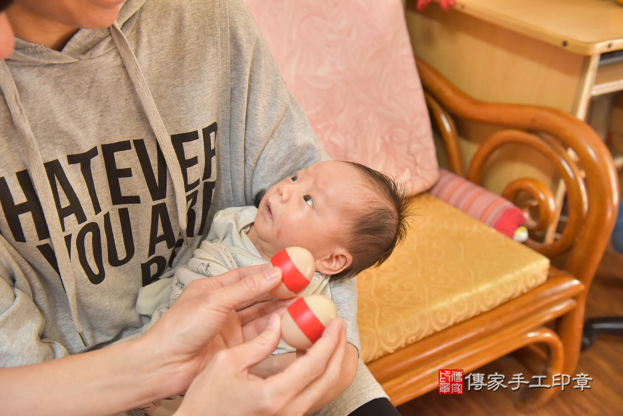小凱寶寶(台中市北區到府嬰兒小凱寶寶滿月剃頭理髮、到府嬰兒剃胎毛儀式吉祥話)。到府剃頭剃胎毛主持、專業拍照、證書。★購買「臍帶章、肚臍章、胎毛筆刷印章」贈送：剃頭、收涎、抓周，三選一。2025.1.8，照片11