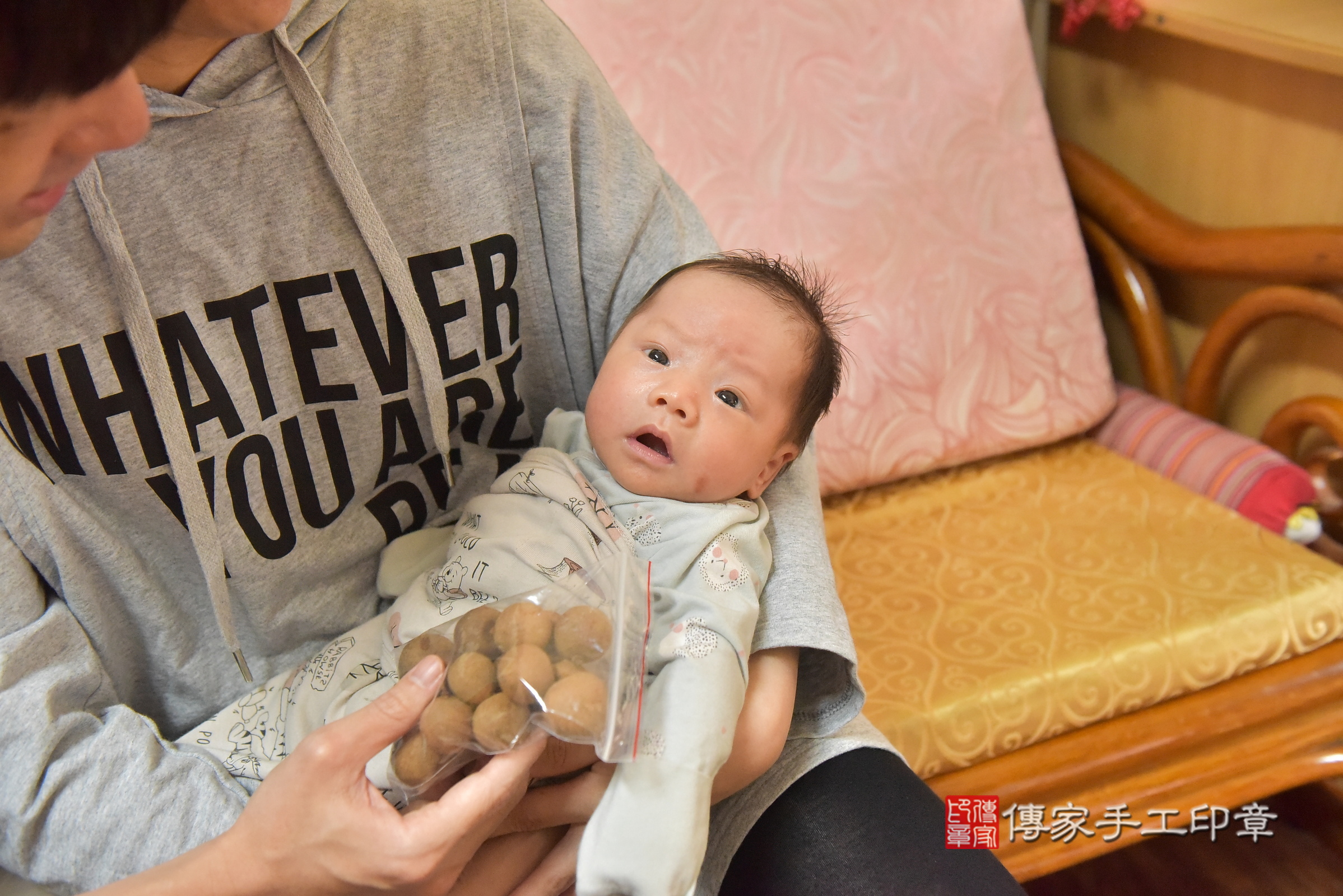 小凱寶寶(台中市北區到府嬰兒小凱寶寶滿月剃頭理髮、到府嬰兒剃胎毛儀式吉祥話)。到府剃頭剃胎毛主持、專業拍照、證書。★購買「臍帶章、肚臍章、胎毛筆刷印章」贈送：剃頭、收涎、抓周，三選一。2025.1.8，照片14