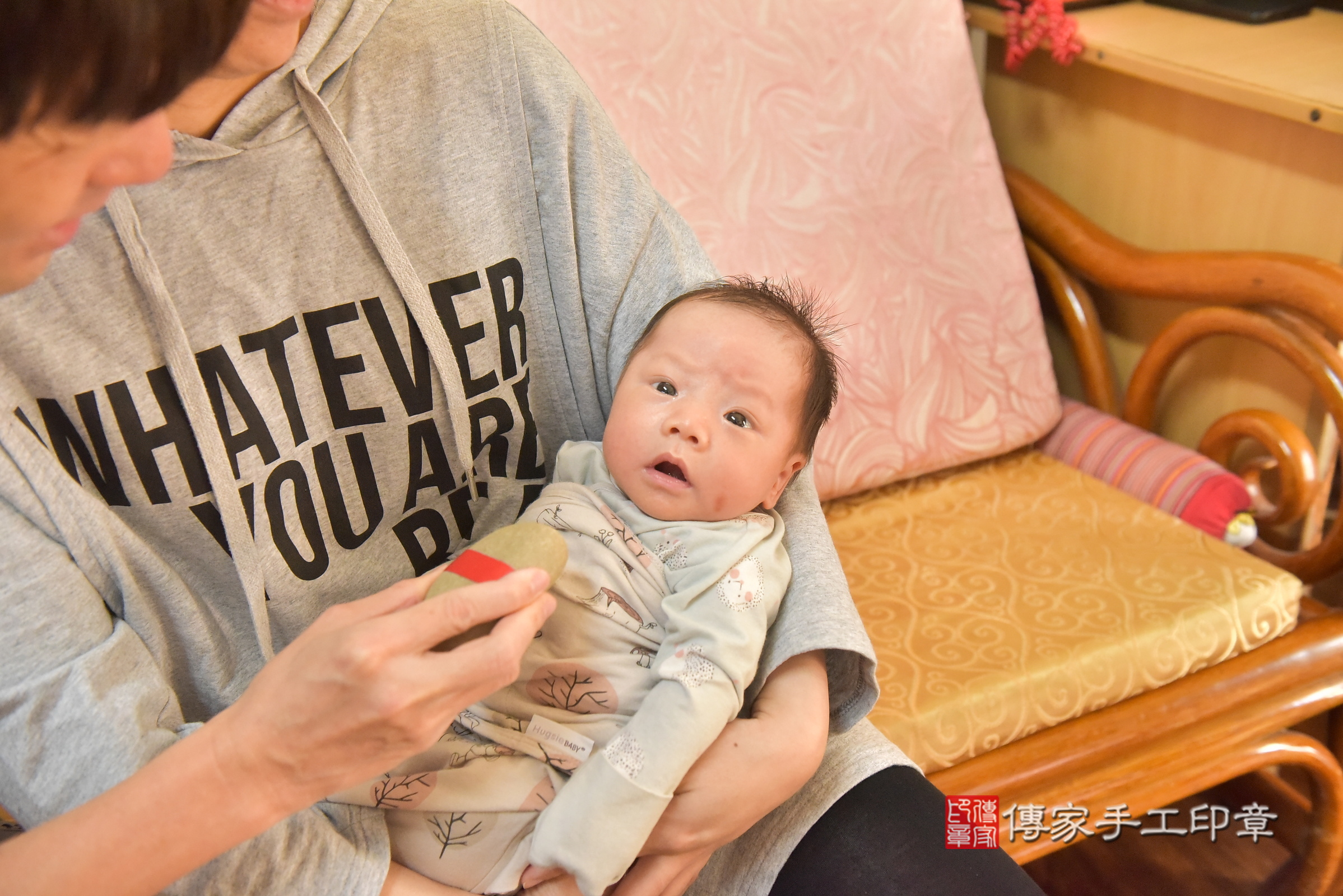 小凱寶寶(台中市北區到府嬰兒小凱寶寶滿月剃頭理髮、到府嬰兒剃胎毛儀式吉祥話)。到府剃頭剃胎毛主持、專業拍照、證書。★購買「臍帶章、肚臍章、胎毛筆刷印章」贈送：剃頭、收涎、抓周，三選一。2025.1.8，照片12