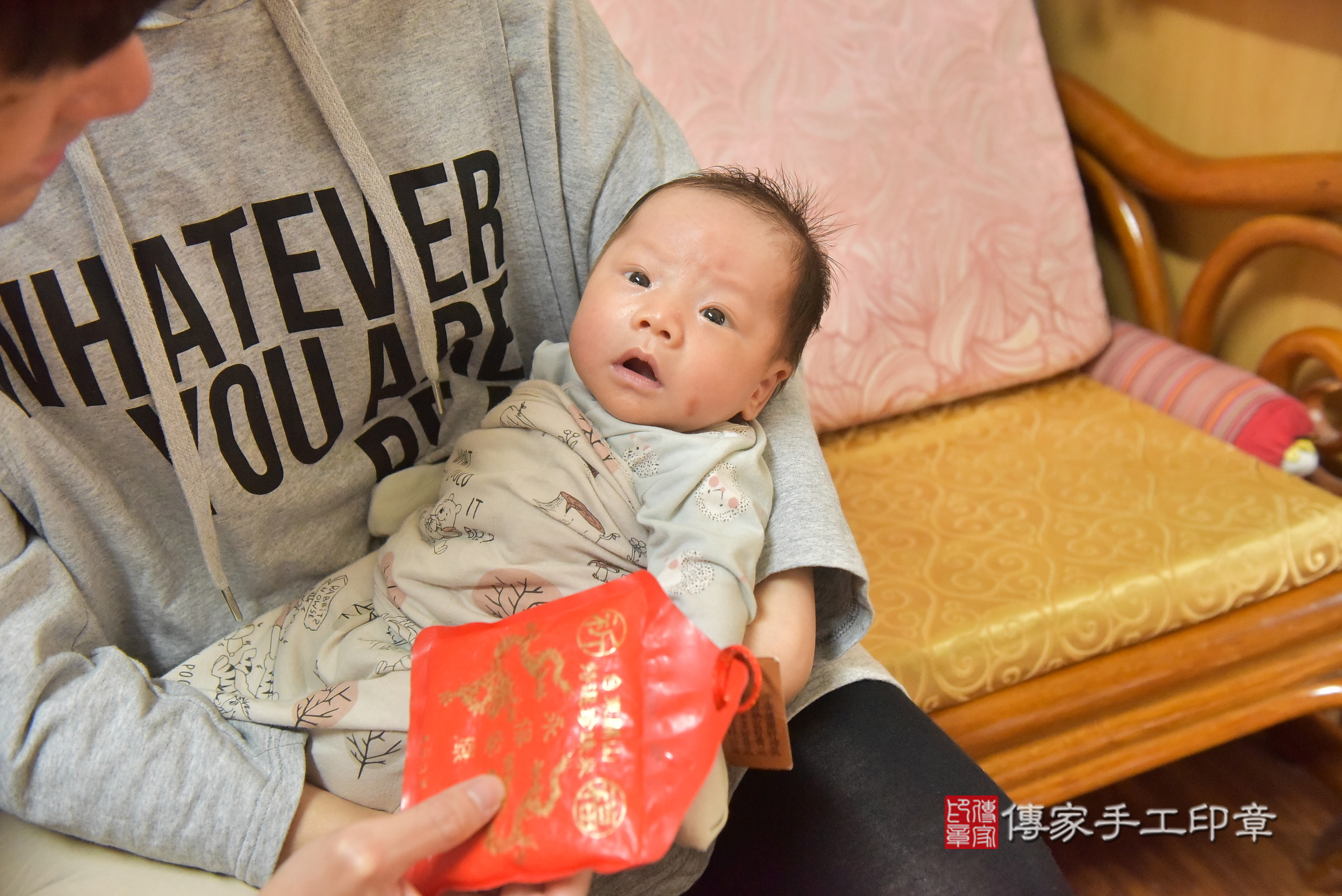 小凱寶寶(台中市北區到府嬰兒小凱寶寶滿月剃頭理髮、到府嬰兒剃胎毛儀式吉祥話)。到府剃頭剃胎毛主持、專業拍照、證書。★購買「臍帶章、肚臍章、胎毛筆刷印章」贈送：剃頭、收涎、抓周，三選一。2025.1.8，照片15