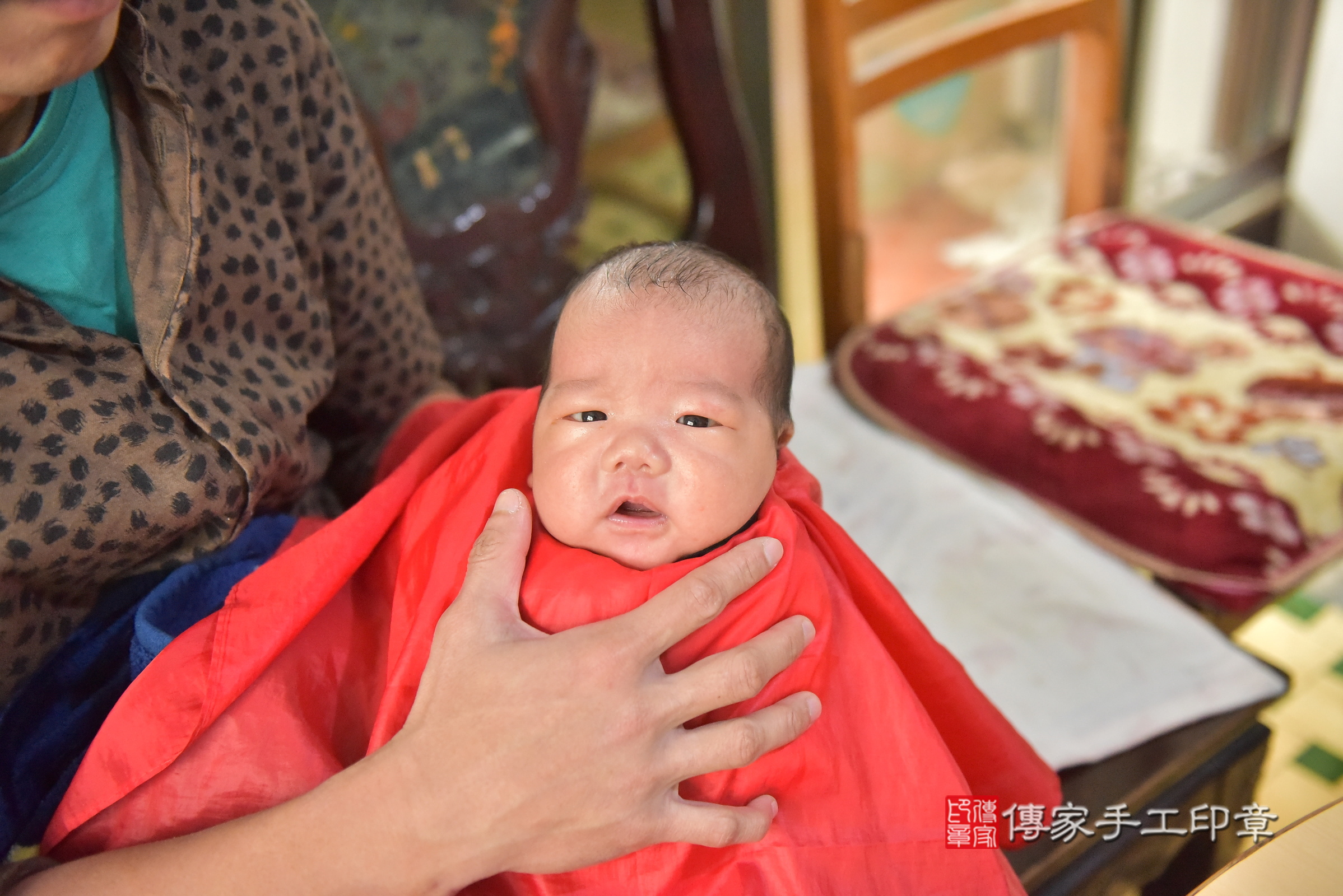 小云寶寶(台中市西區到府嬰兒小云寶寶滿月剃頭理髮、到府嬰兒剃胎毛儀式吉祥話)。到府剃頭剃胎毛主持、專業拍照、證書。★購買「臍帶章、肚臍章、胎毛筆刷印章」贈送：剃頭、收涎、抓周，三選一。2025.1.18，照片17